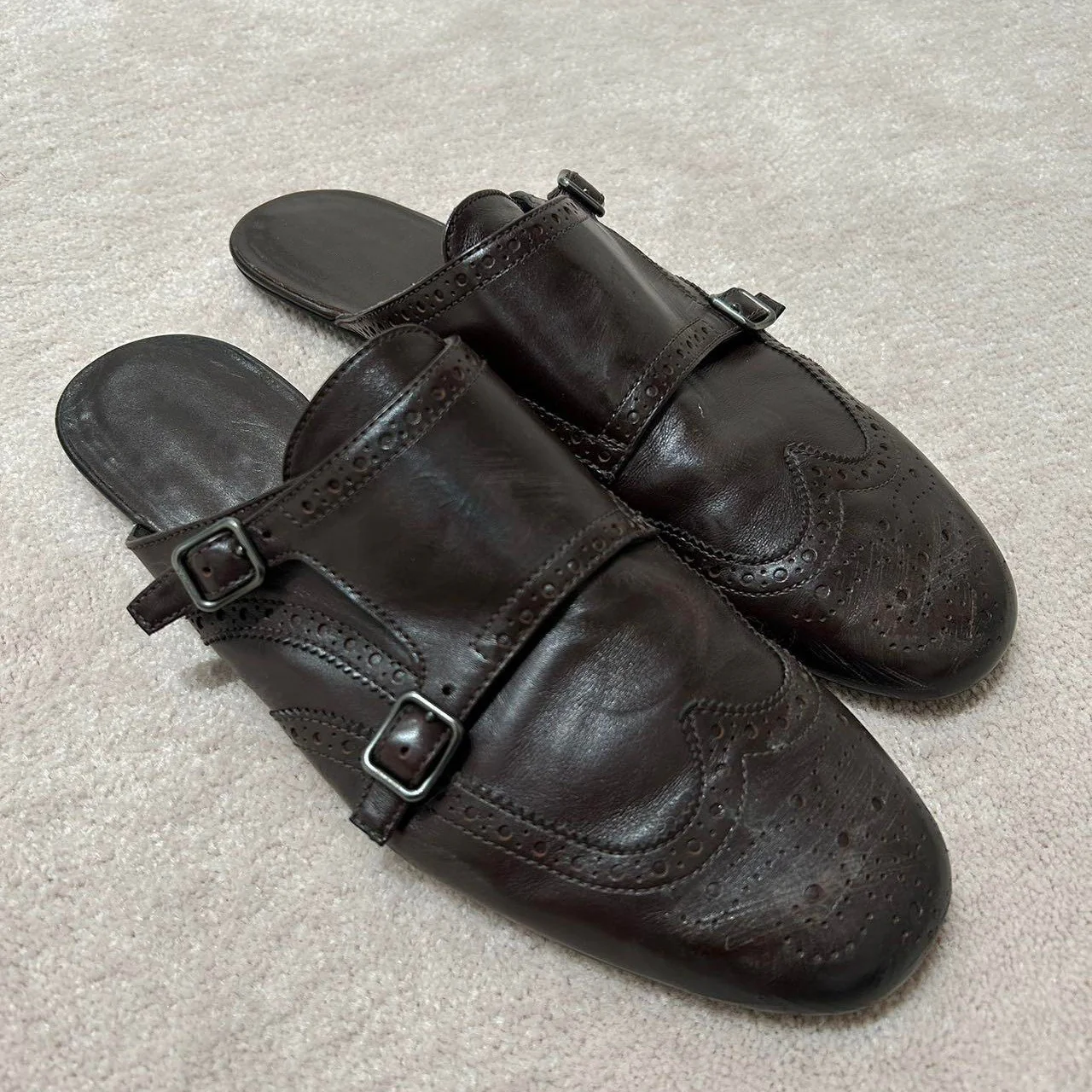 Damen elegante Slipper mit doppeltem Schnallenverschluss und klassischem Brogue-Muster Heidi Mode - Image 2