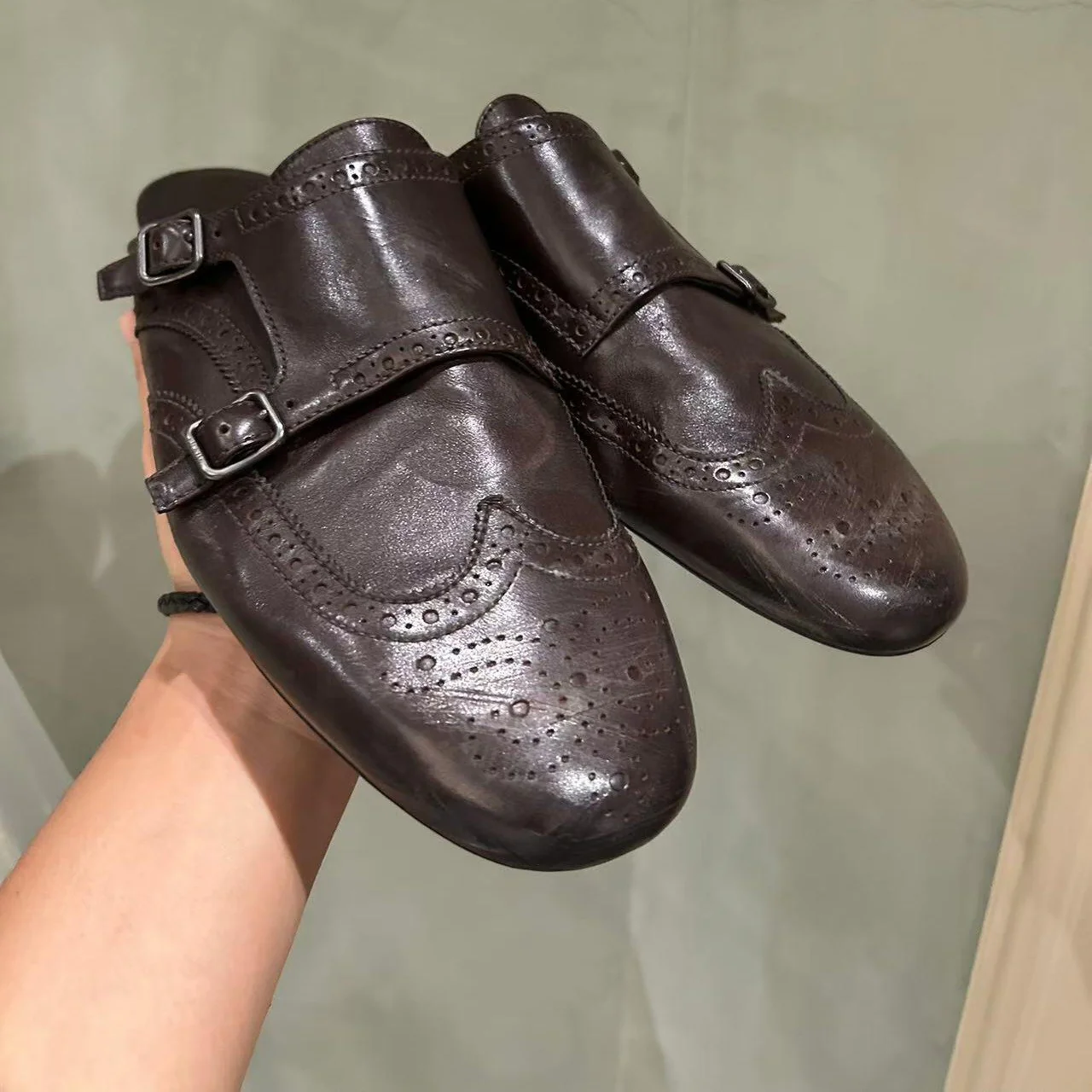 Damen elegante Slipper mit doppeltem Schnallenverschluss und klassischem Brogue-Muster Heidi Mode - Image 6