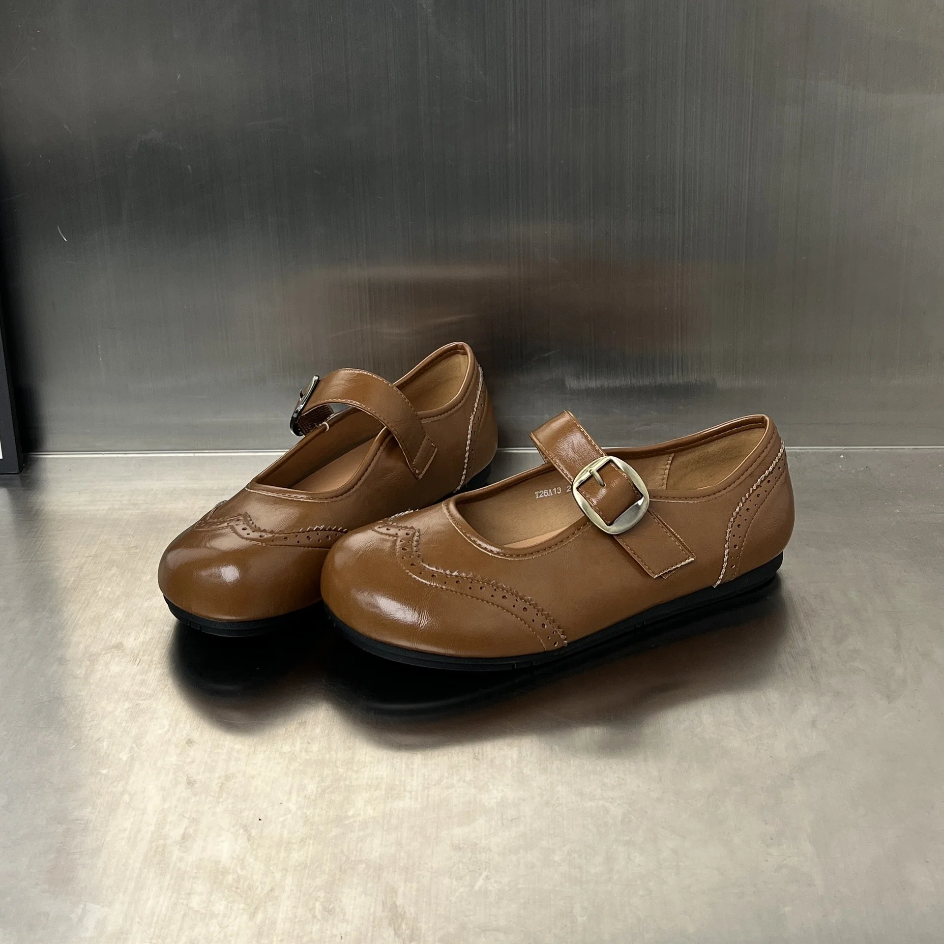Damen elegante Slipper mit modischem Riemen und feinem Broguemuster Heidi Mode - Image 6