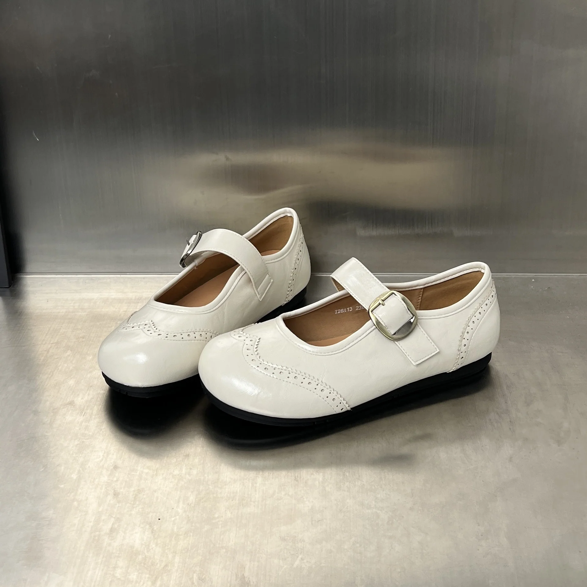 Damen elegante Slipper mit modischem Riemen und feinem Broguemuster Heidi Mode - Image 7