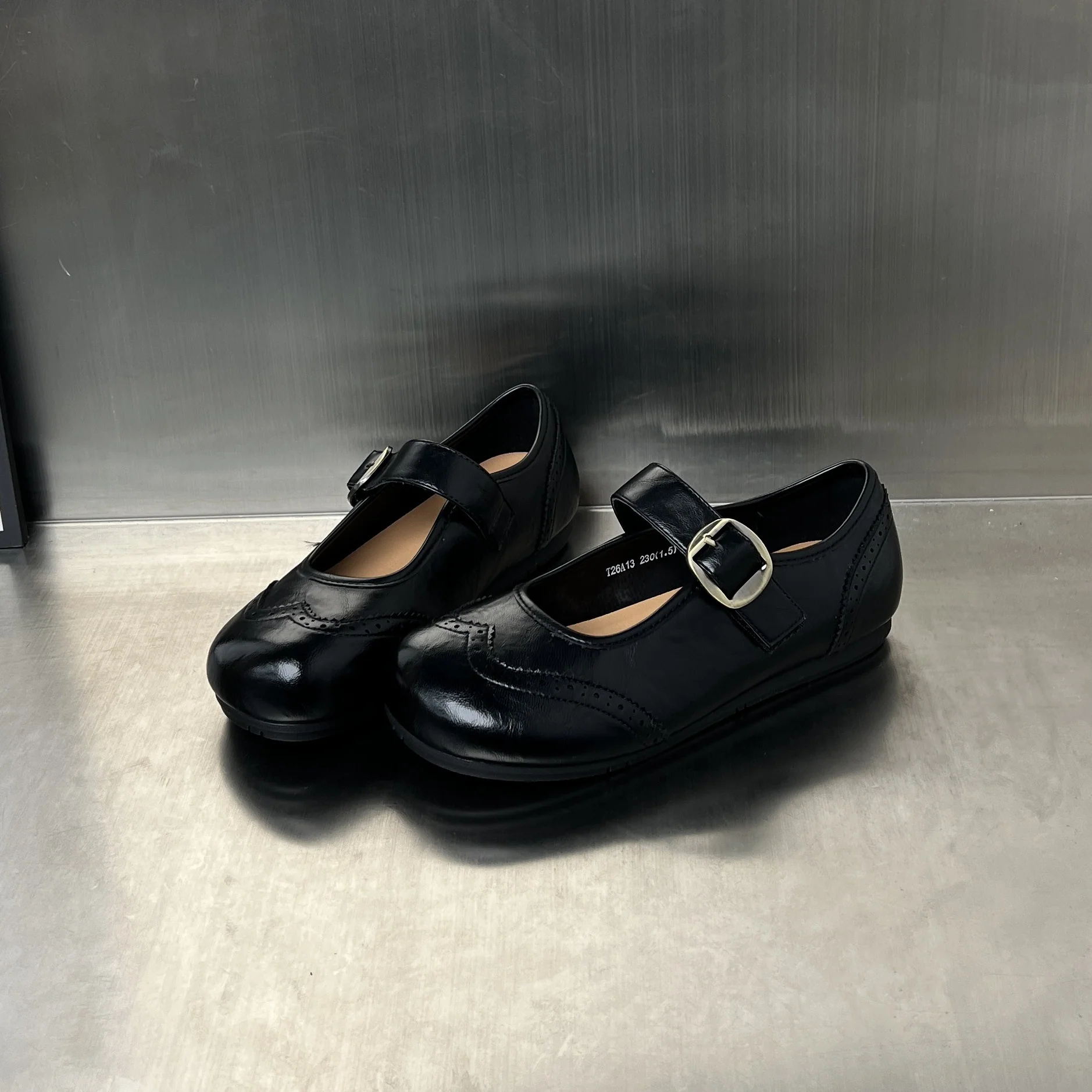 Damen elegante Slipper mit modischem Riemen und feinem Broguemuster Heidi Mode - Image 8