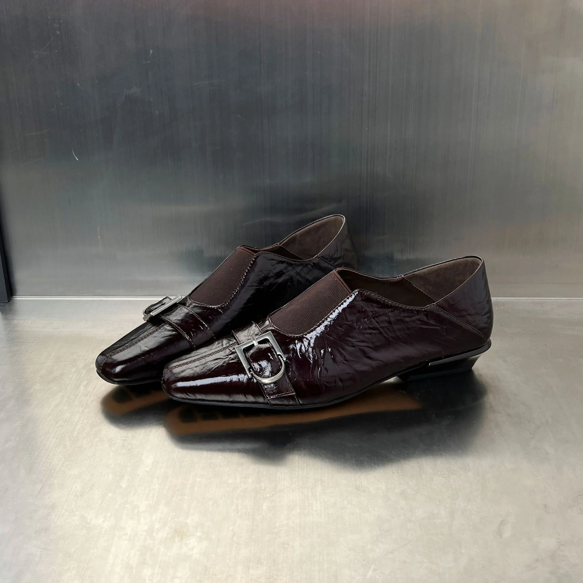 Damen Elegante Slipper mit modischem Schnallenverschluss und hochwertiger Oberflächenstruktur Heidi Mode - Image 6