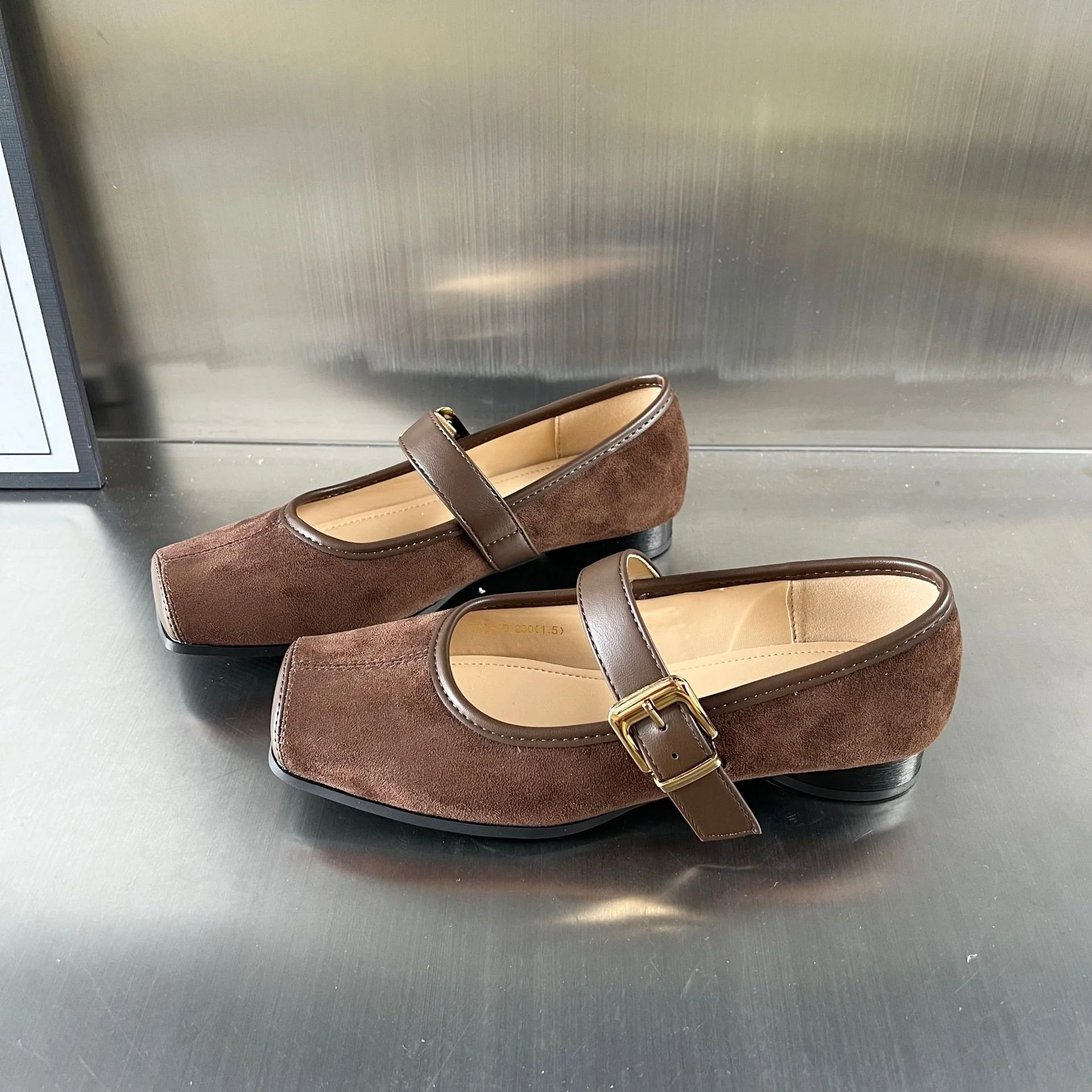 Damen elegante Slipper mit modischer Riemenverzierung und hochwertiger Veloursoberfläche Heidi Mode - Image 8
