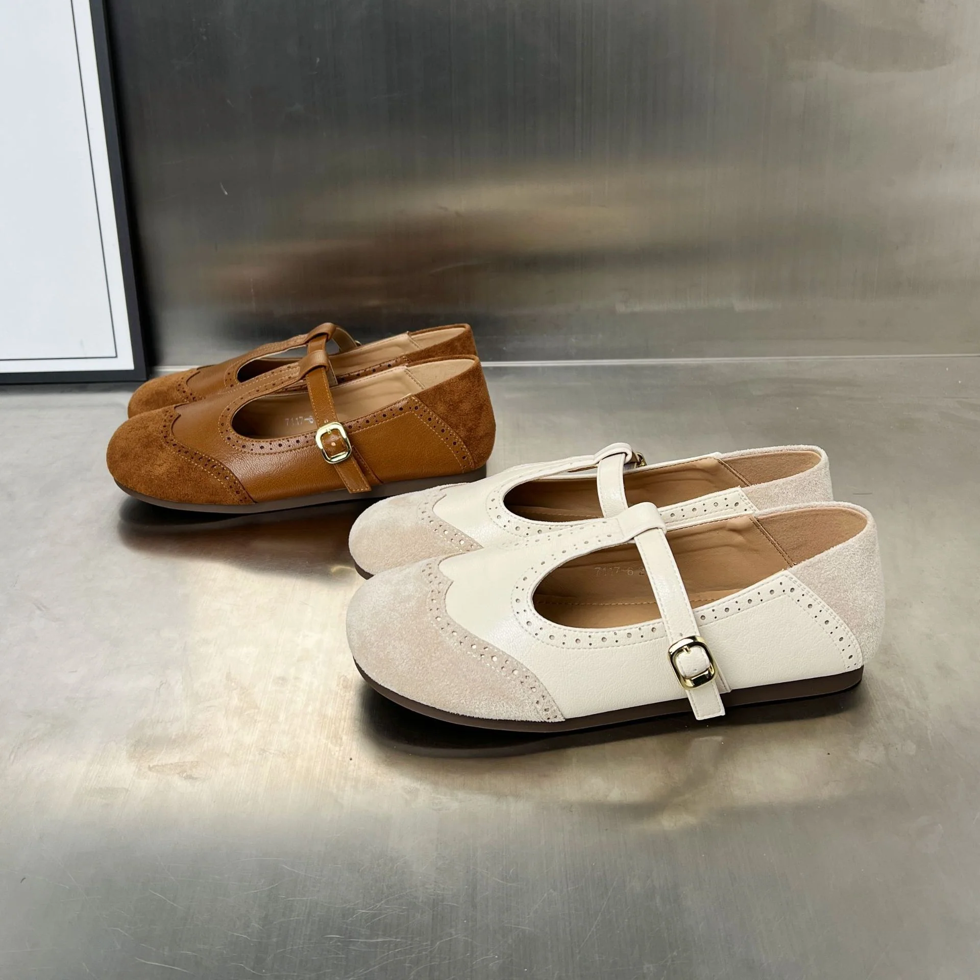 Damen elegante Slipper mit verstellbarem Riemen und feiner Perforation Heidi Mode - Image 3