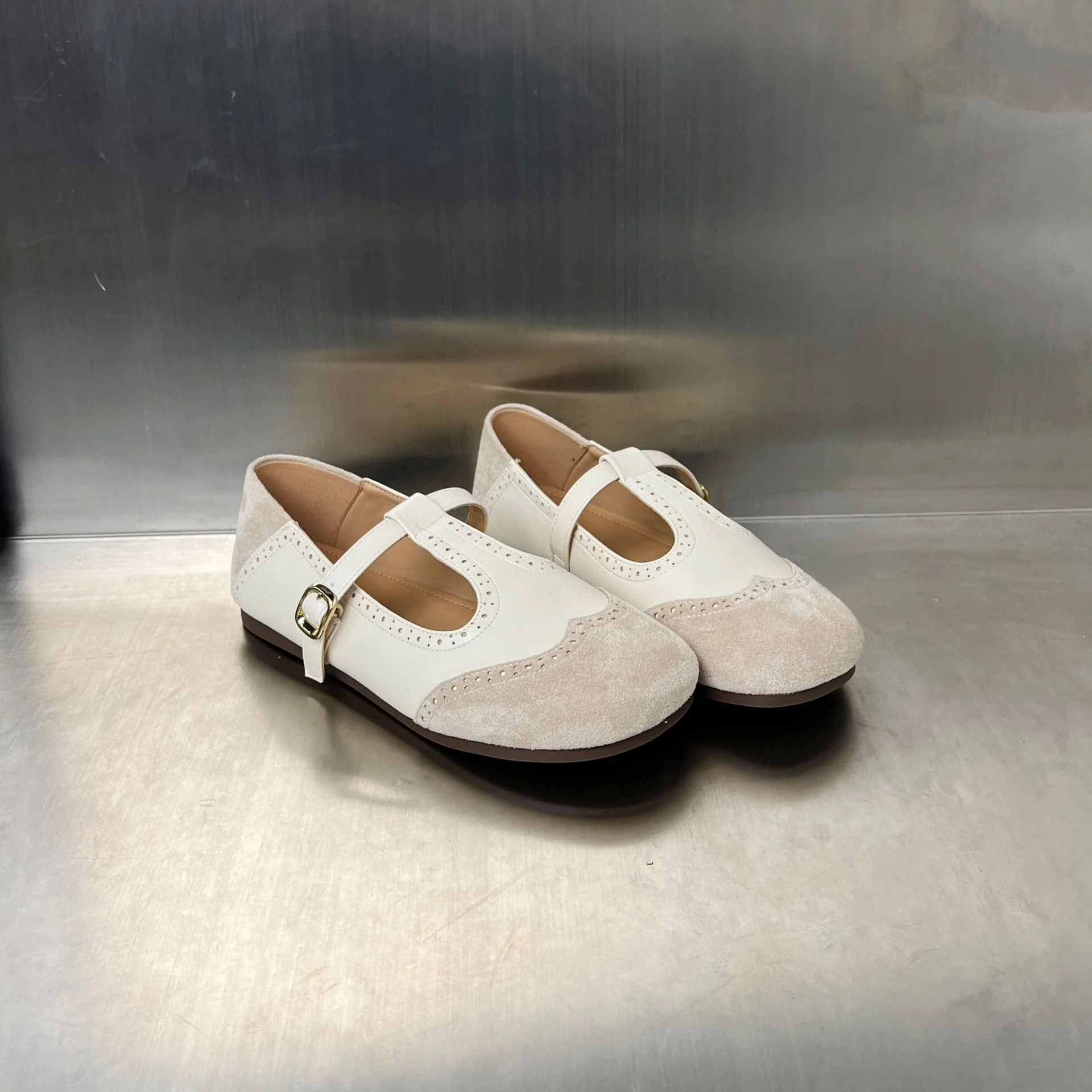 Damen elegante Slipper mit verstellbarem Riemen und feiner Perforation Heidi Mode - Image 4