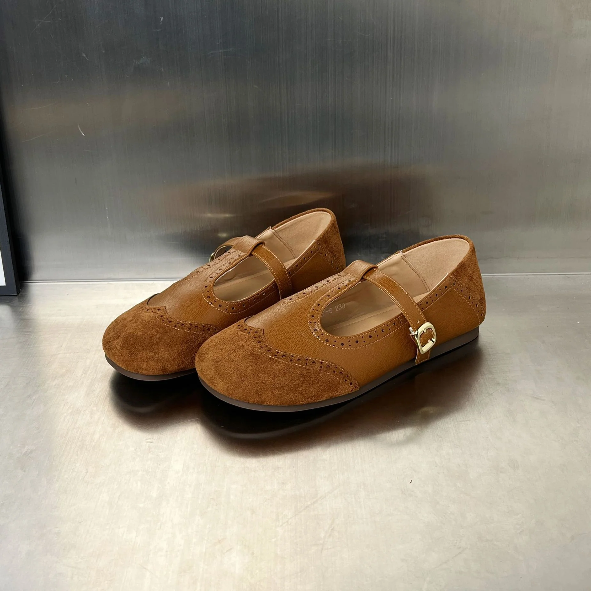 Damen elegante Slipper mit verstellbarem Riemen und feiner Perforation Heidi Mode - Image 6