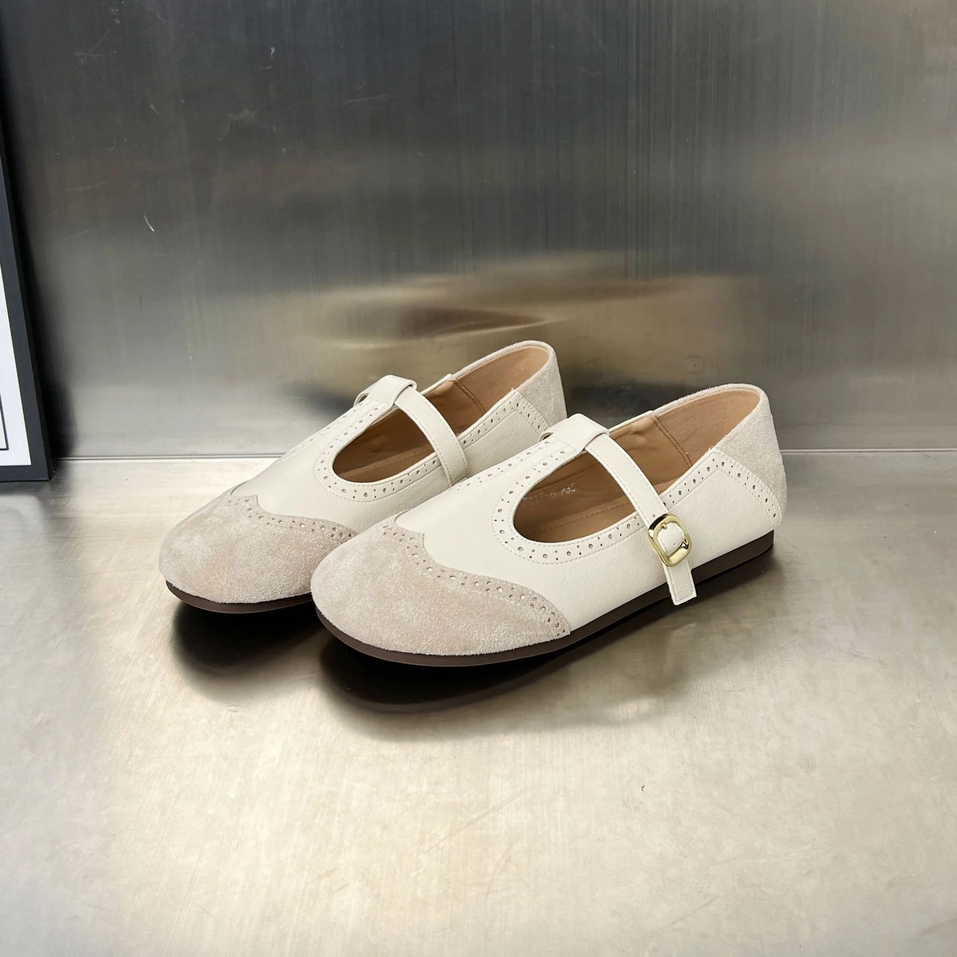 Damen elegante Slipper mit verstellbarem Riemen und feiner Perforation Heidi Mode - Image 7