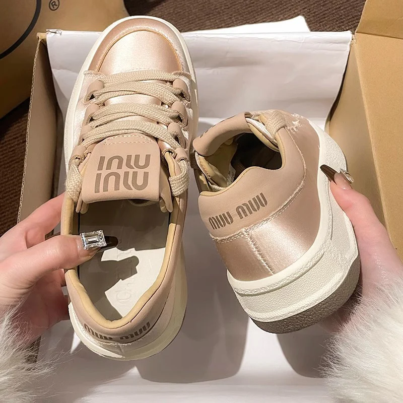 Damen Elegante Sneakers mit glattem Obermaterial und breiter Sohle Heidi Mode - Image 3