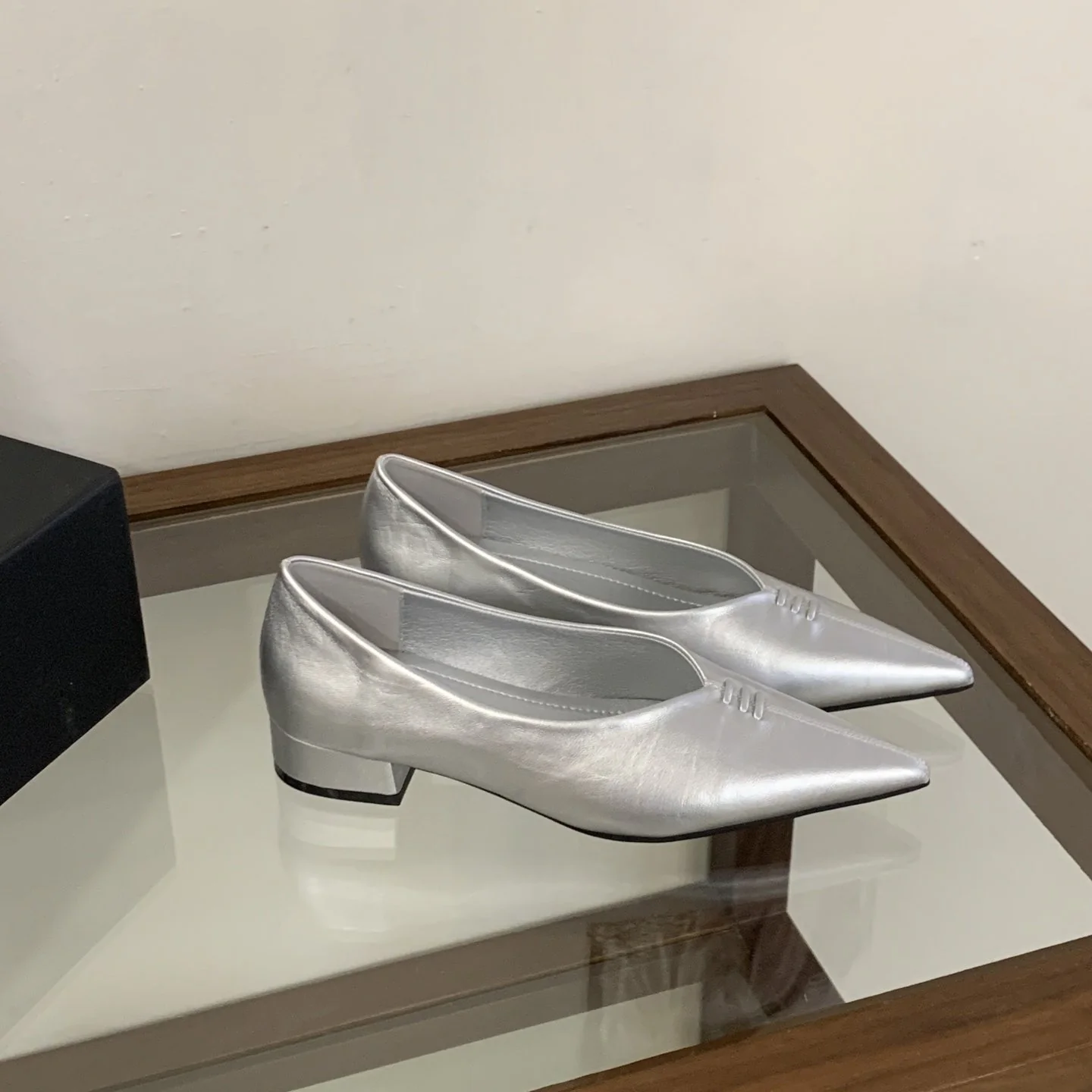 Damen Elegante spitze Ballerinas mit Silberner Metallic-Oberfläche Heidi Mode - Image 3