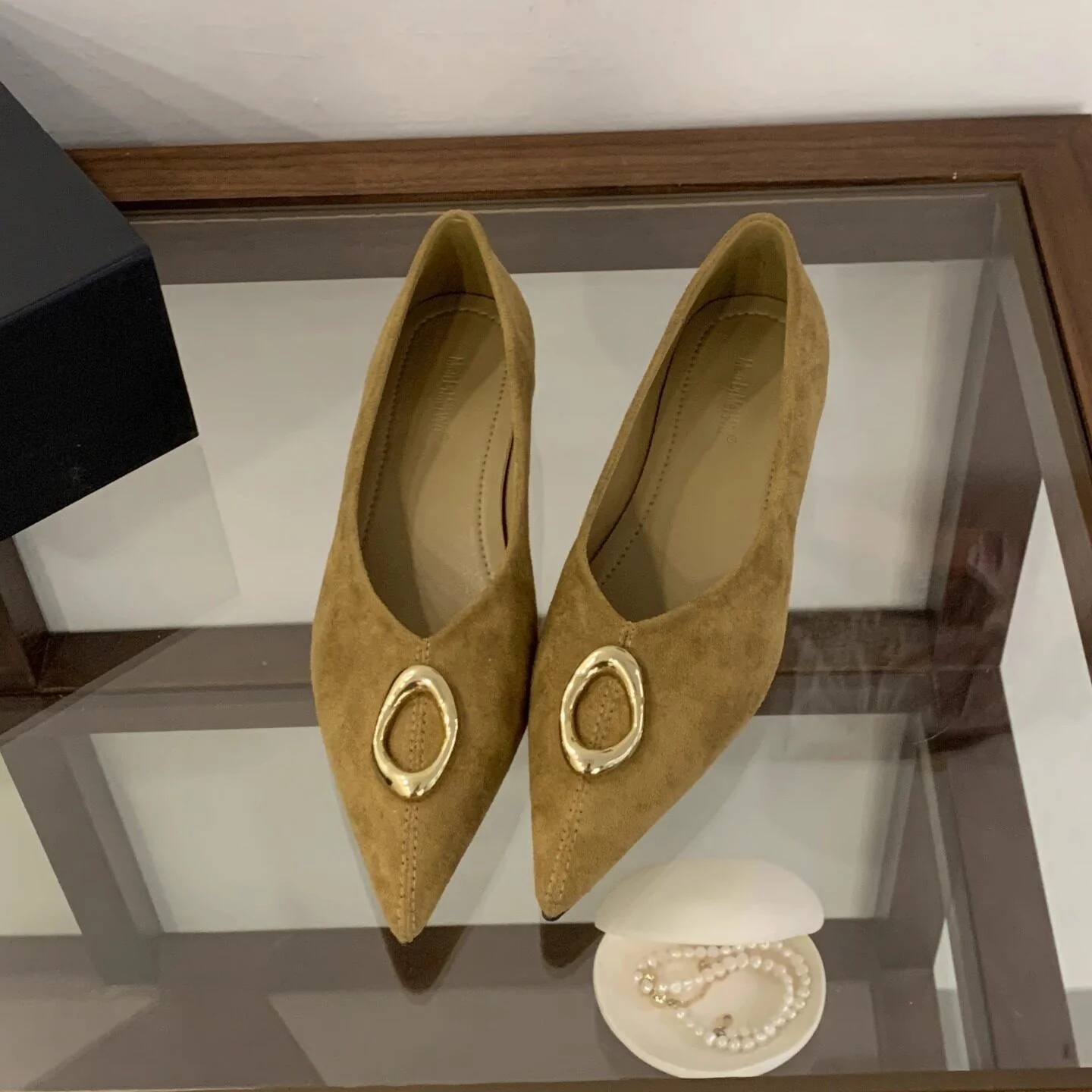 Damen elegante spitze Pumps mit dekorativen Metallakzenten Heidi Mode - Image 3