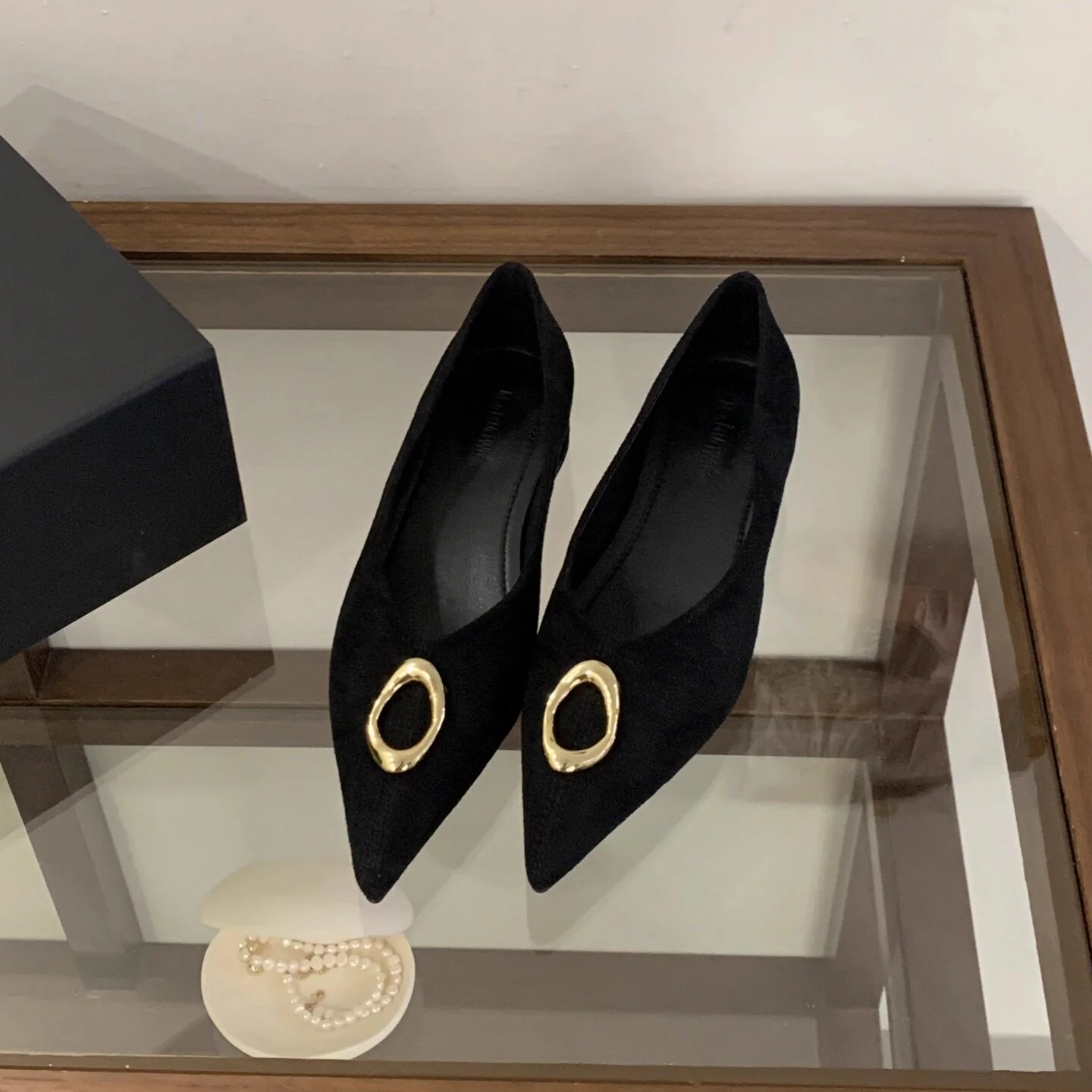 Damen elegante spitze Pumps mit dekorativen Metallakzenten Heidi Mode - Image 4
