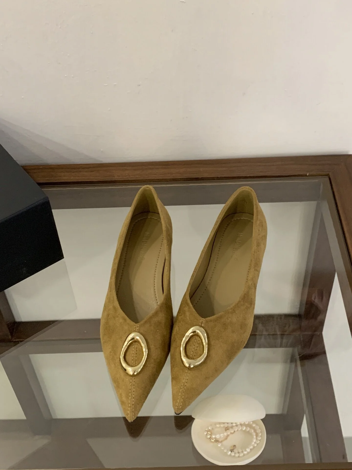 Damen elegante spitze Pumps mit dekorativen Metallakzenten Heidi Mode - Image 6