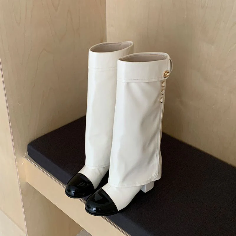 Damen Elegante Stiefel mit dekorativem Knopfdetail und Blockabsatz Heidi Mode