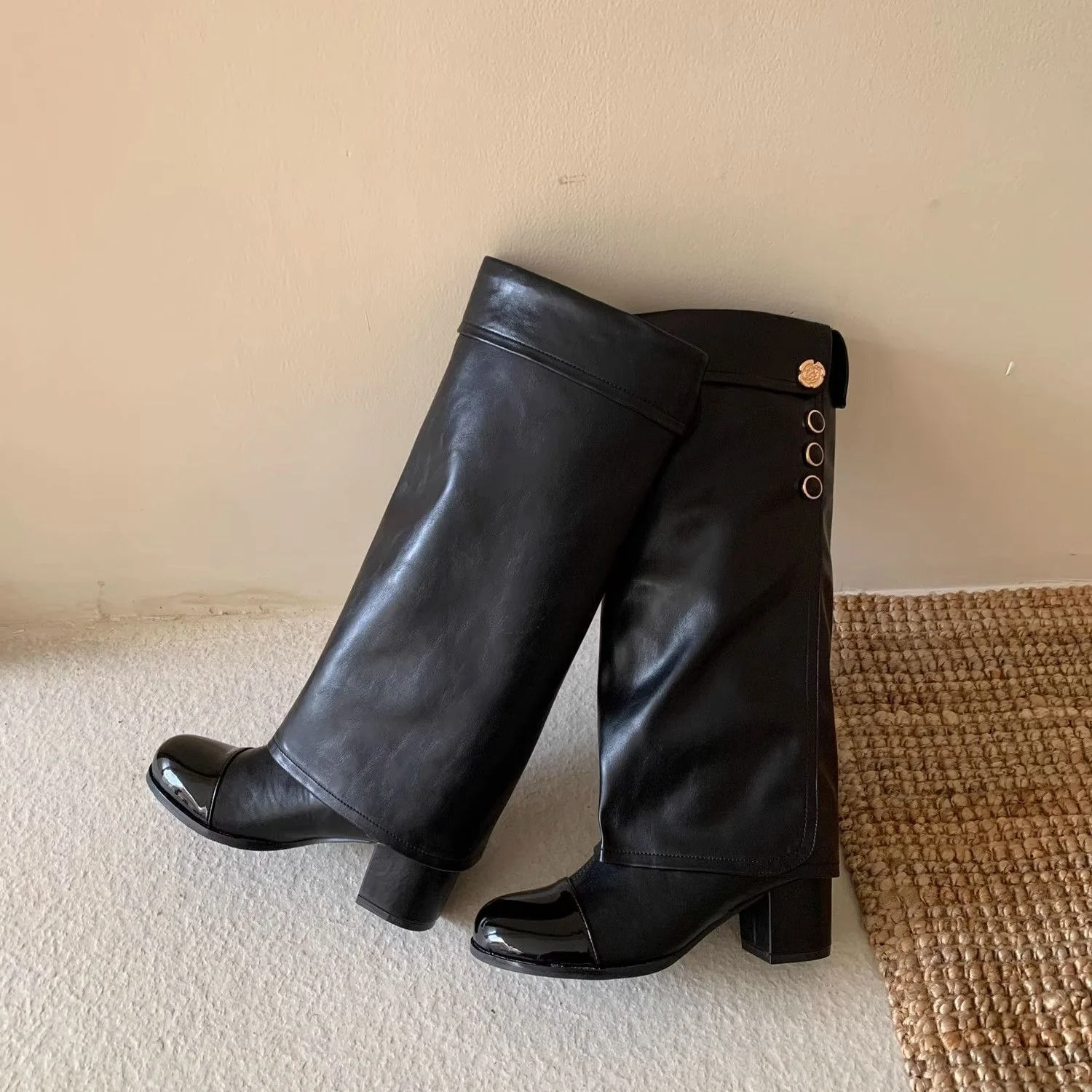 Damen Elegante Stiefel mit dekorativem Knopfdetail und Blockabsatz Heidi Mode - Image 3