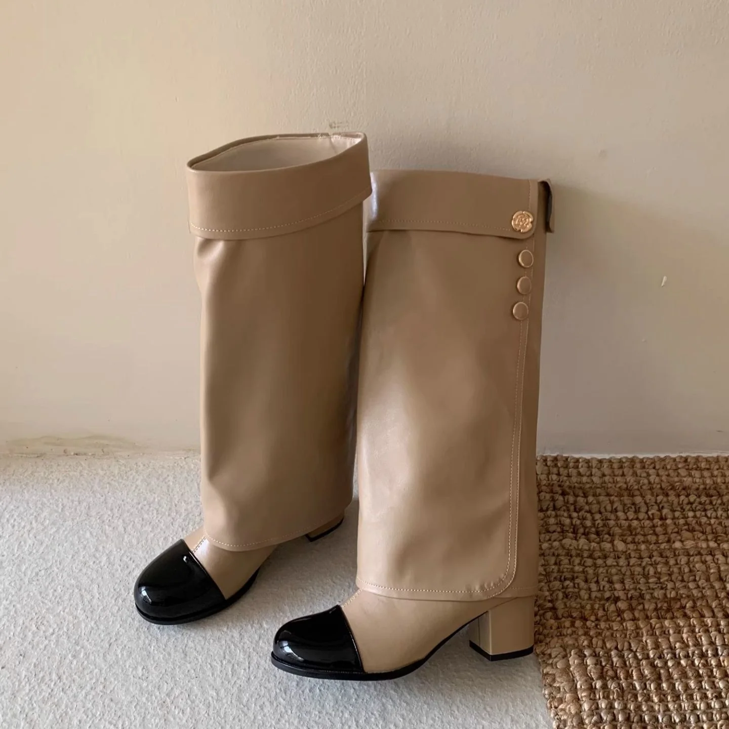 Damen Elegante Stiefel mit dekorativem Knopfdetail und Blockabsatz Heidi Mode - Image 4