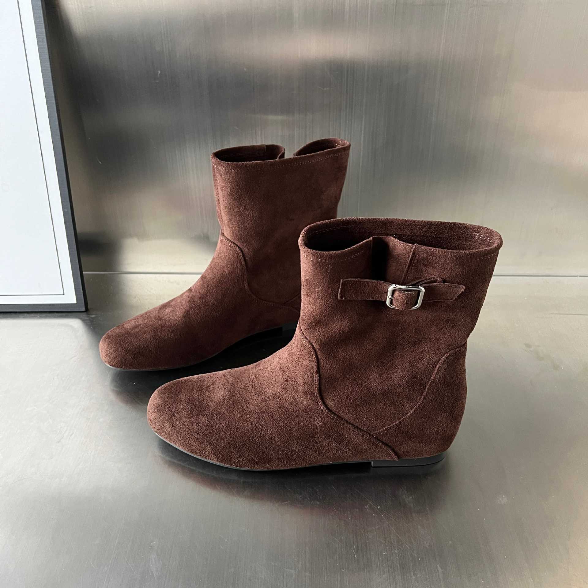 Damen elegante Stiefeletten aus weichem Wildleder mit modischem Schnallenverschluss Heidi Mode - Image 6