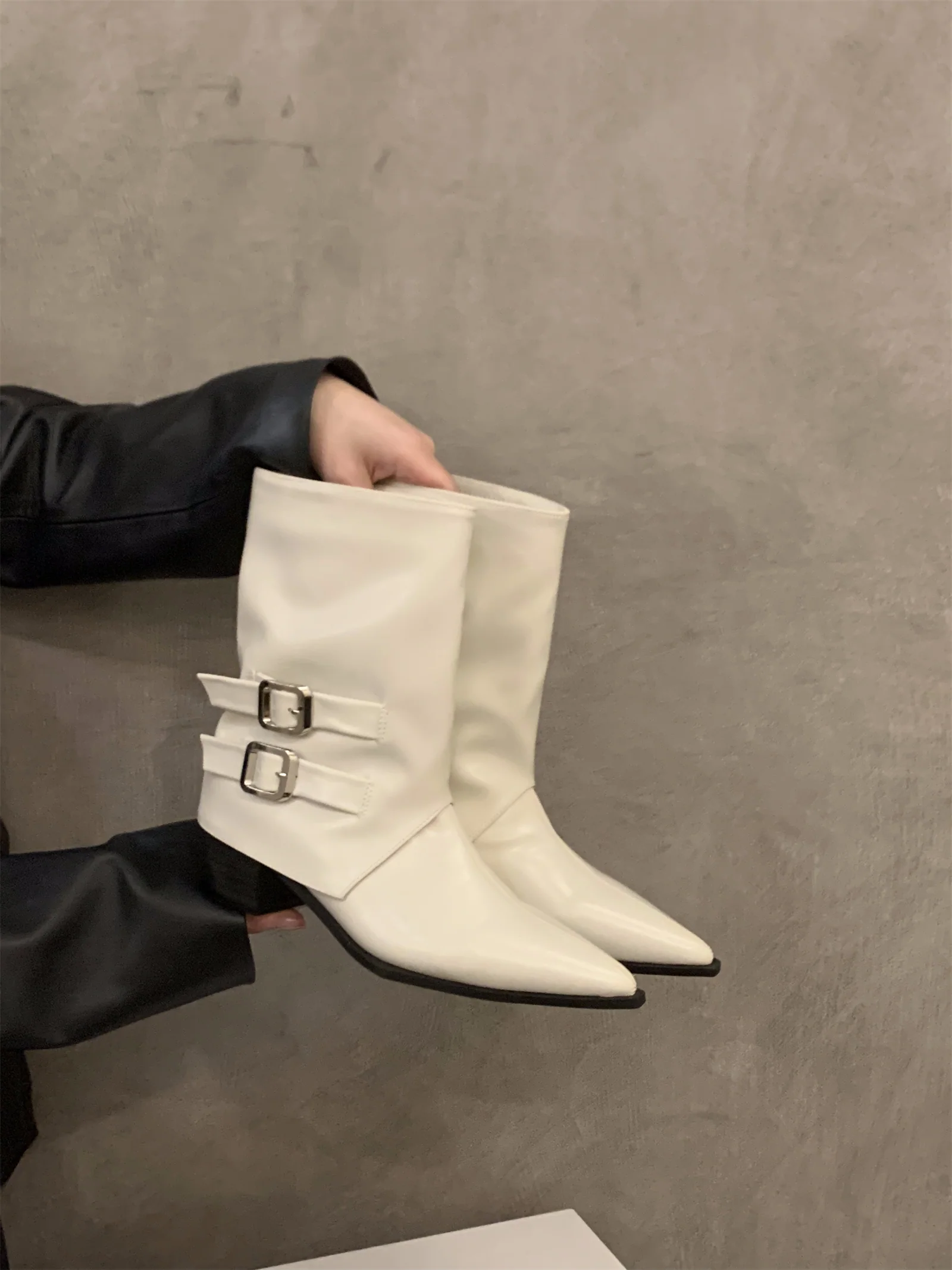 Damen Elegante Stiefeletten mit dekorativen Schnallen und spitzem Schnitt Heidi Mode - Image 6