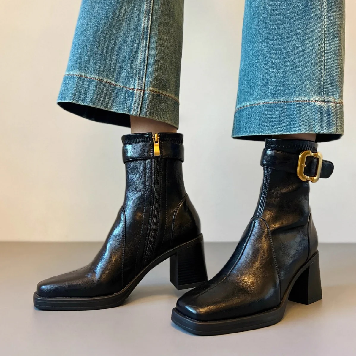 Damen Elegante Stiefeletten mit modischem Schnallenakzent und hohem Blockabsatz Heidi Mode - Image 2