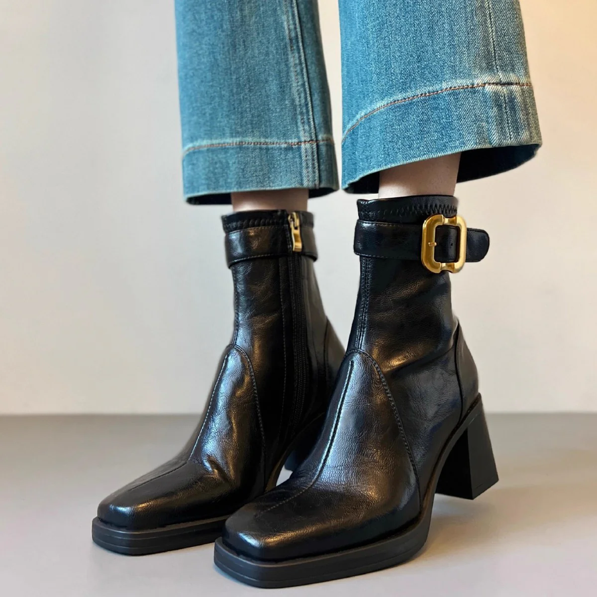 Damen Elegante Stiefeletten mit modischem Schnallenakzent und hohem Blockabsatz Heidi Mode - Image 4