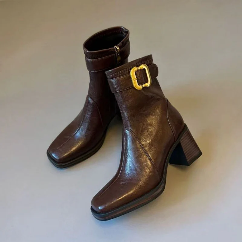 Damen Elegante Stiefeletten mit modischem Schnallenakzent und hohem Blockabsatz Heidi Mode - Image 6