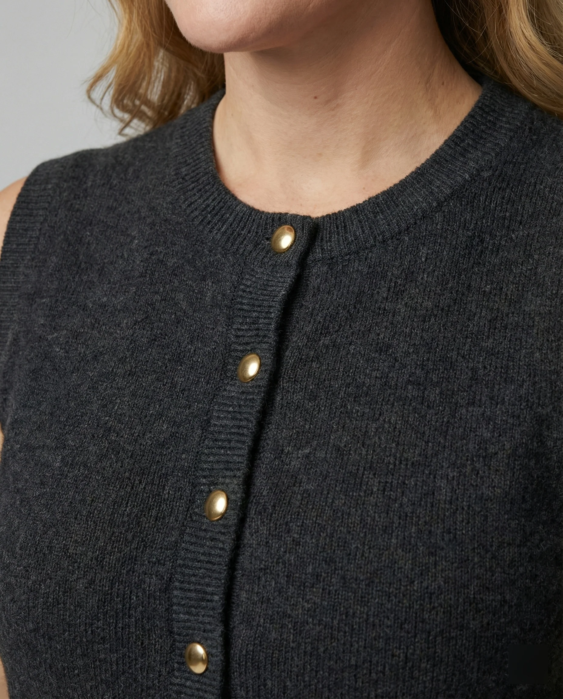 Damen Strickweste elegant mit Knopfverschluss - Image 4