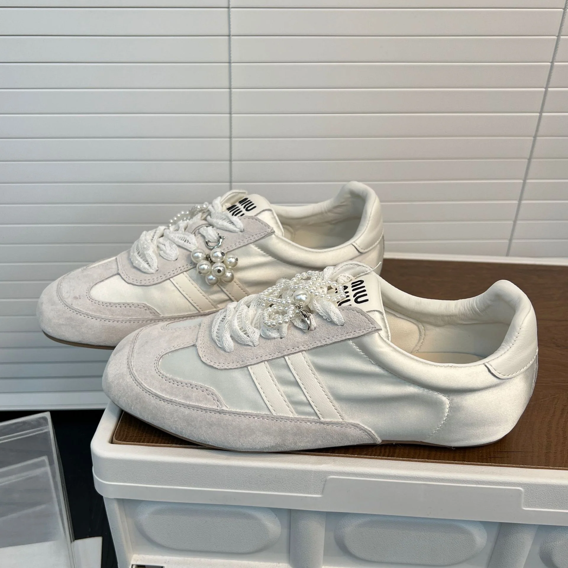 Damen elegante und modische Sneakers mit dekorativen Perlenapplikationen Heidi Mode - Image 3
