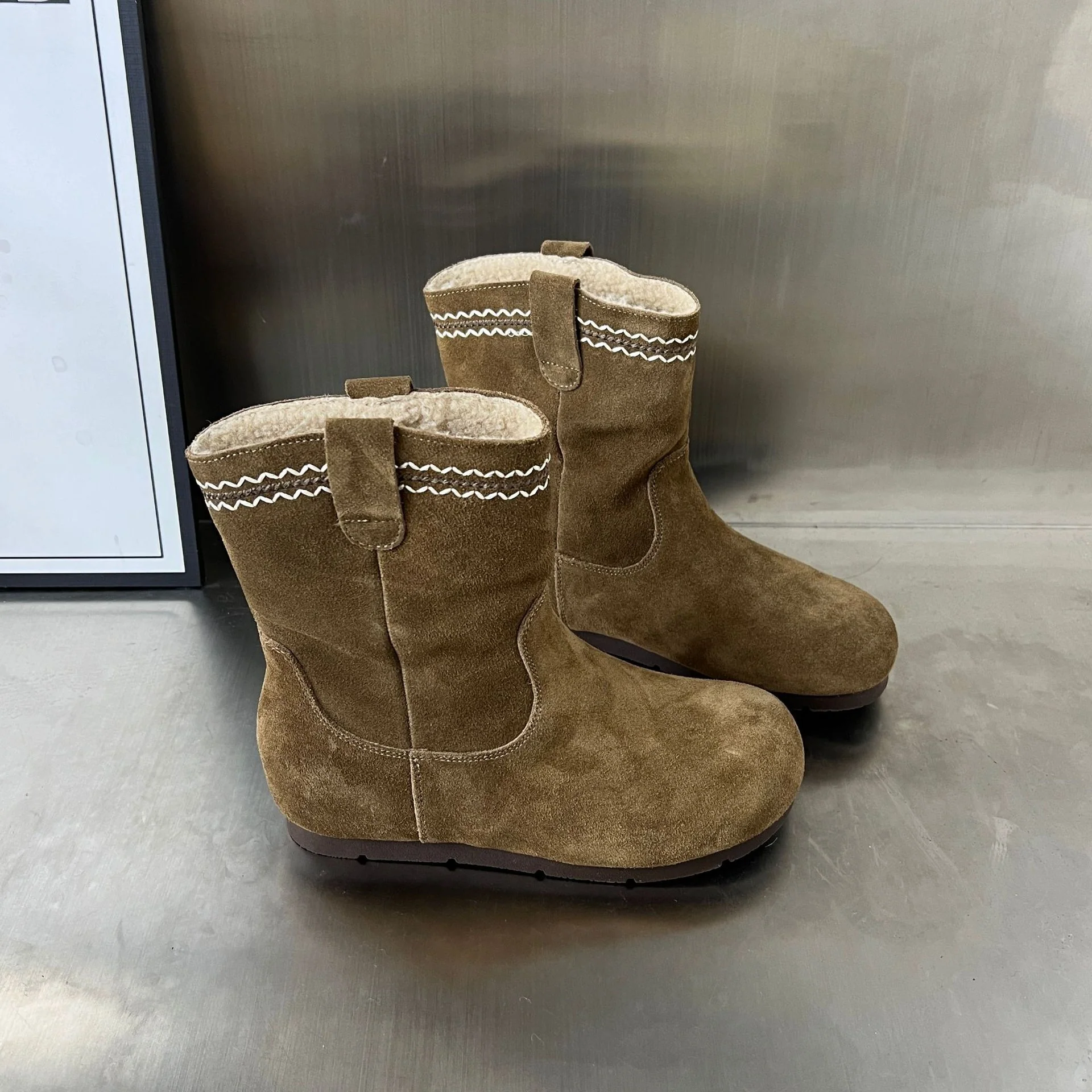 Damen Elegante Wildleder-Stiefel mit warmem Innenfutter und dekorativen Nähten Heidi Mode - Image 4
