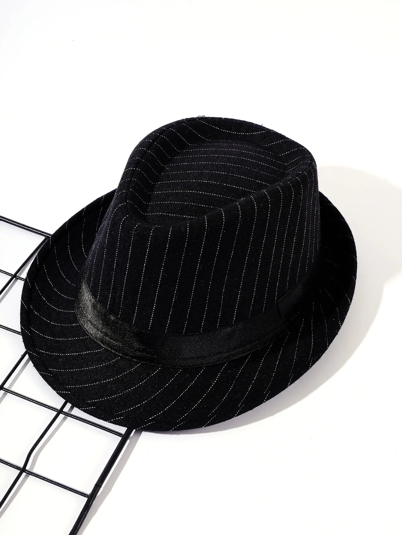 Damen Eleganter Fedora-Hut mit Gestreiftem Design und Modischem Samtband Heidi-Mode - Image 2