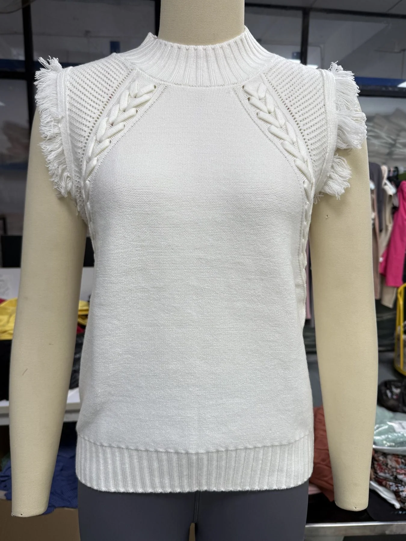 Damen Elegantes Stricktop mit Raffiniertem Häkelmuster und Fransen Heidi-Mode - Image 10