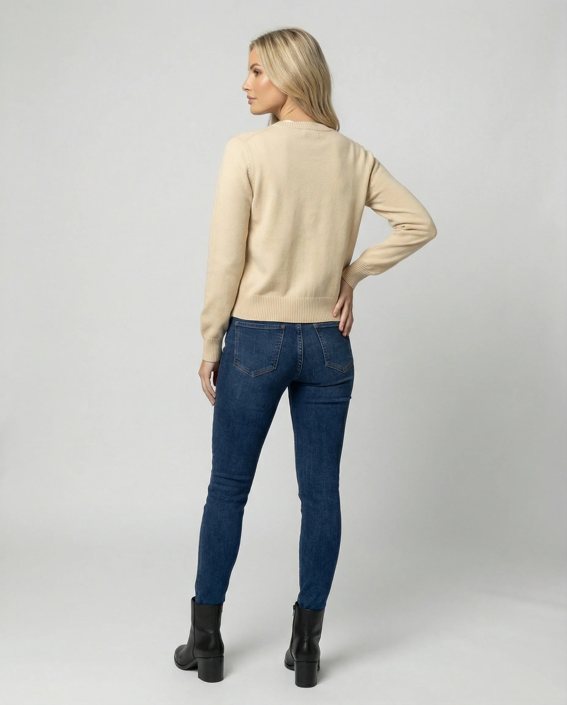 Damen Feinstrickcardigan mit Rundhalsausschnitt, geripptem Saum und Pferde-Applikation Heidi-Mode - Image 4