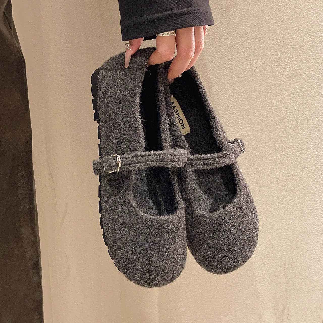 Damen Filzschuhe mit elegantem Riemchen und bequemer Sohle Heidi Mode - Image 3