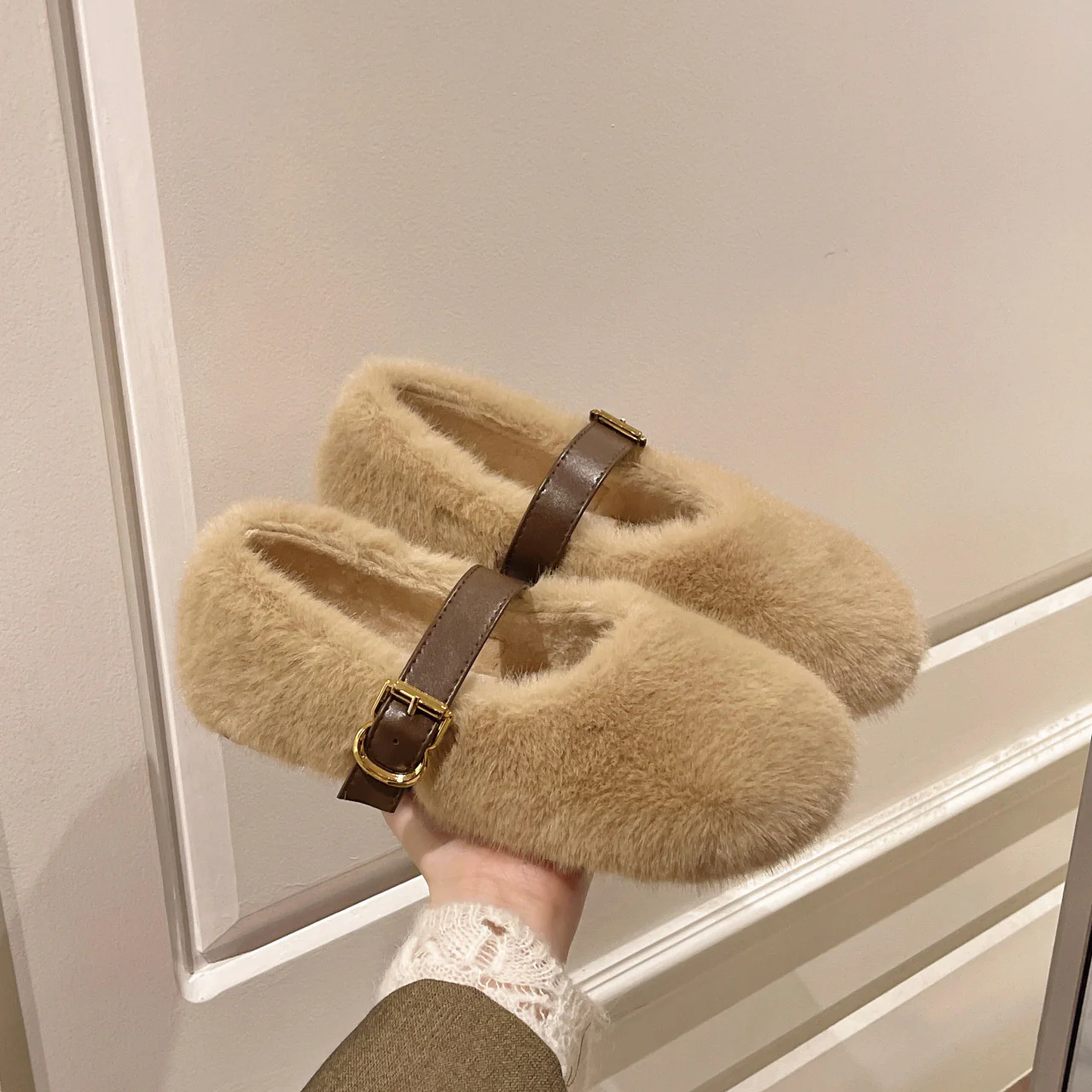Damen Flauschige Hausschuhe mit elegantem Schnallenverschluss Heidi Mode