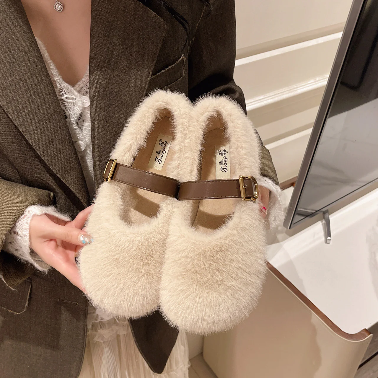 Damen Flauschige Hausschuhe mit elegantem Schnallenverschluss Heidi Mode - Image 2