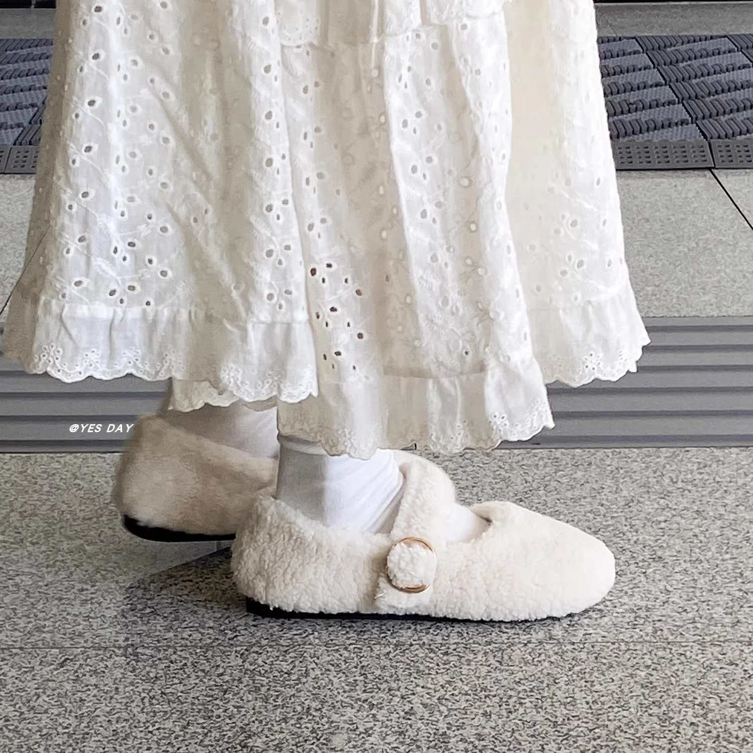 Damen Flauschige Hausschuhe mit eleganter Schnallen-Applikation Heidi Mode - Image 2