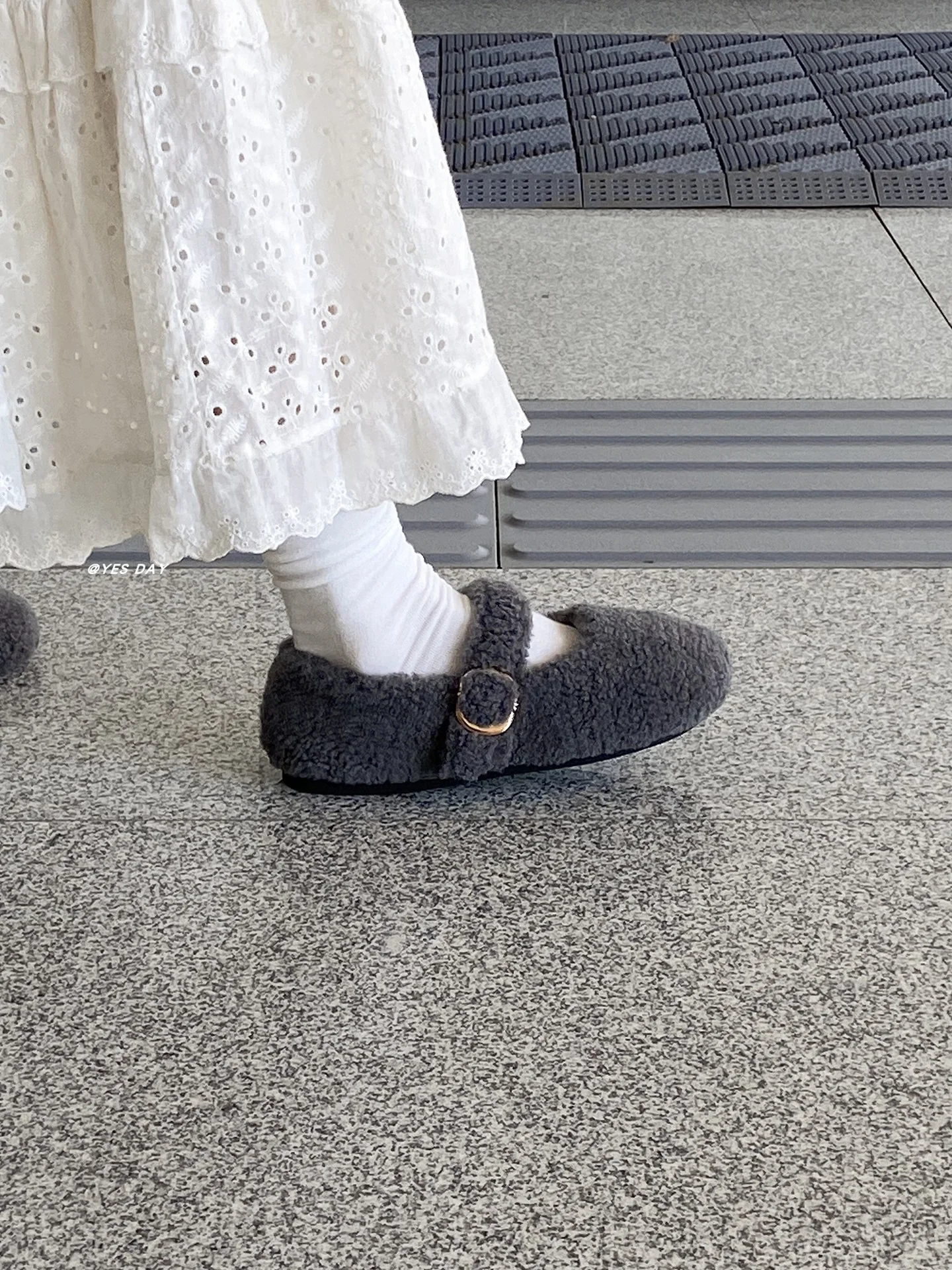 Damen Flauschige Hausschuhe mit eleganter Schnallen-Applikation Heidi Mode - Image 7