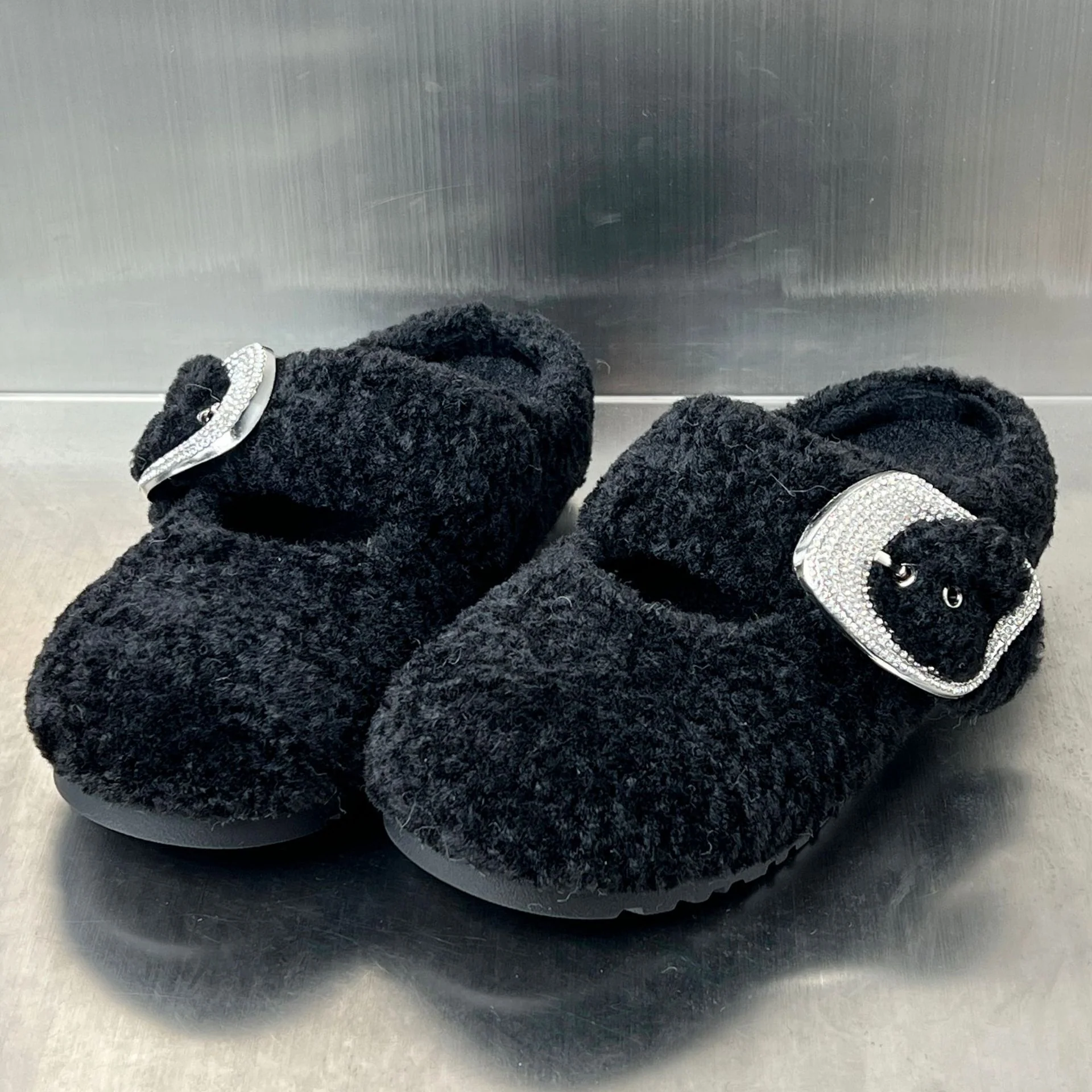 Damen Flauschige Hausschuhe mit modischem Schnallen-Design Heidi Mode - Image 8