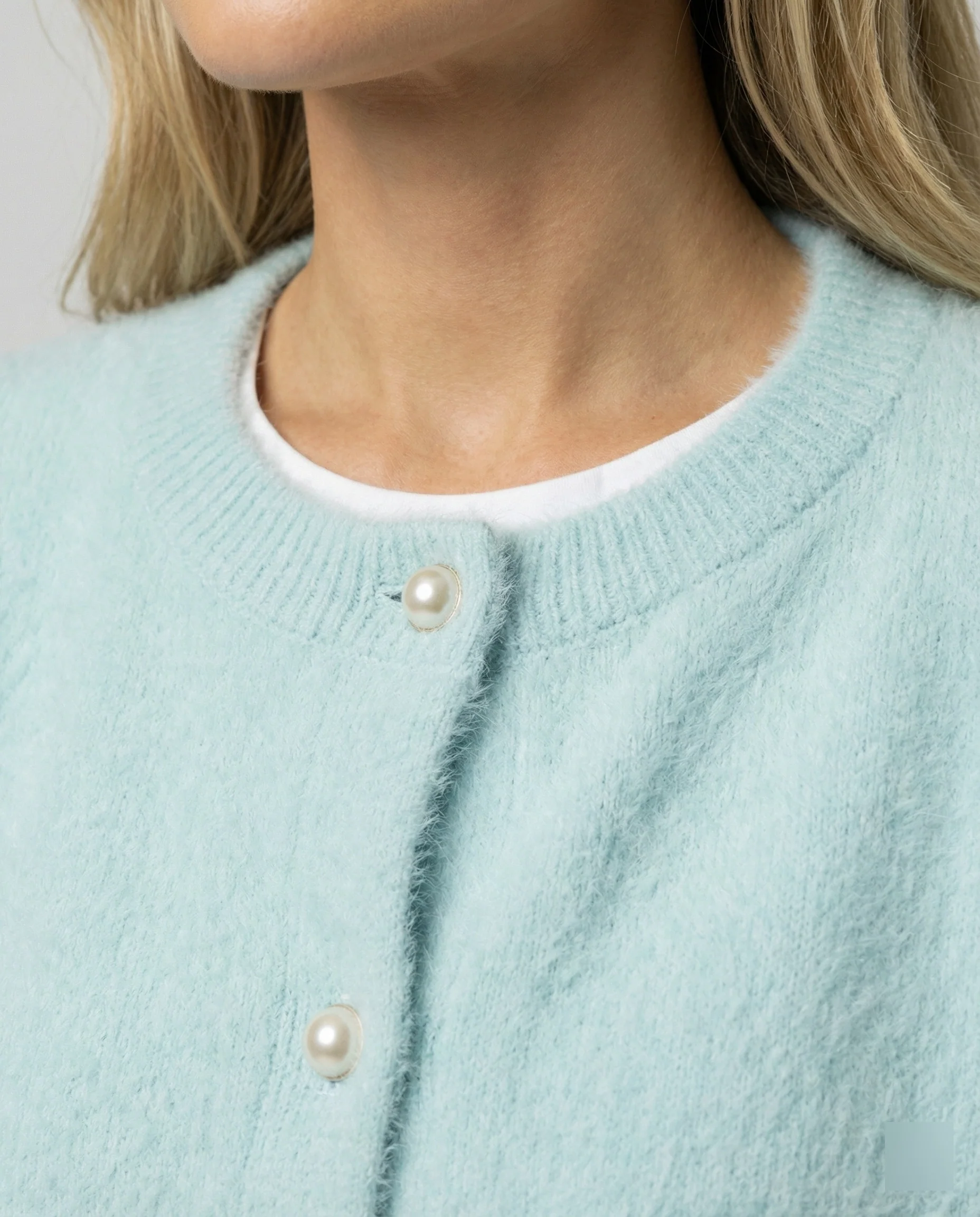 Damen flauschige Kurzstrickjacke im Angora-Optik mit Perlenknöpfen Heidi-Mode - Image 3