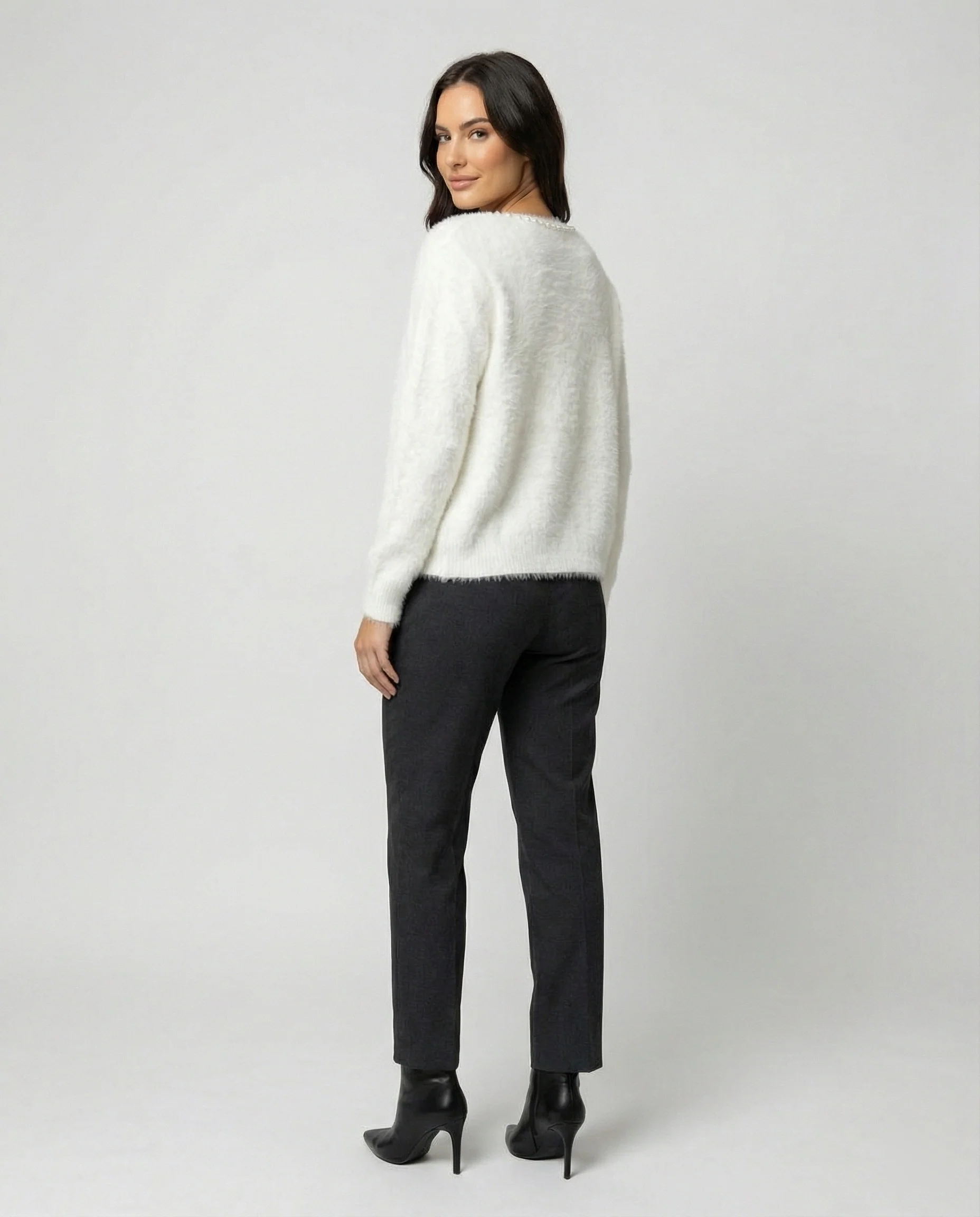 Strickjacke Damen flauschig mit Perlenverzierung - Image 3