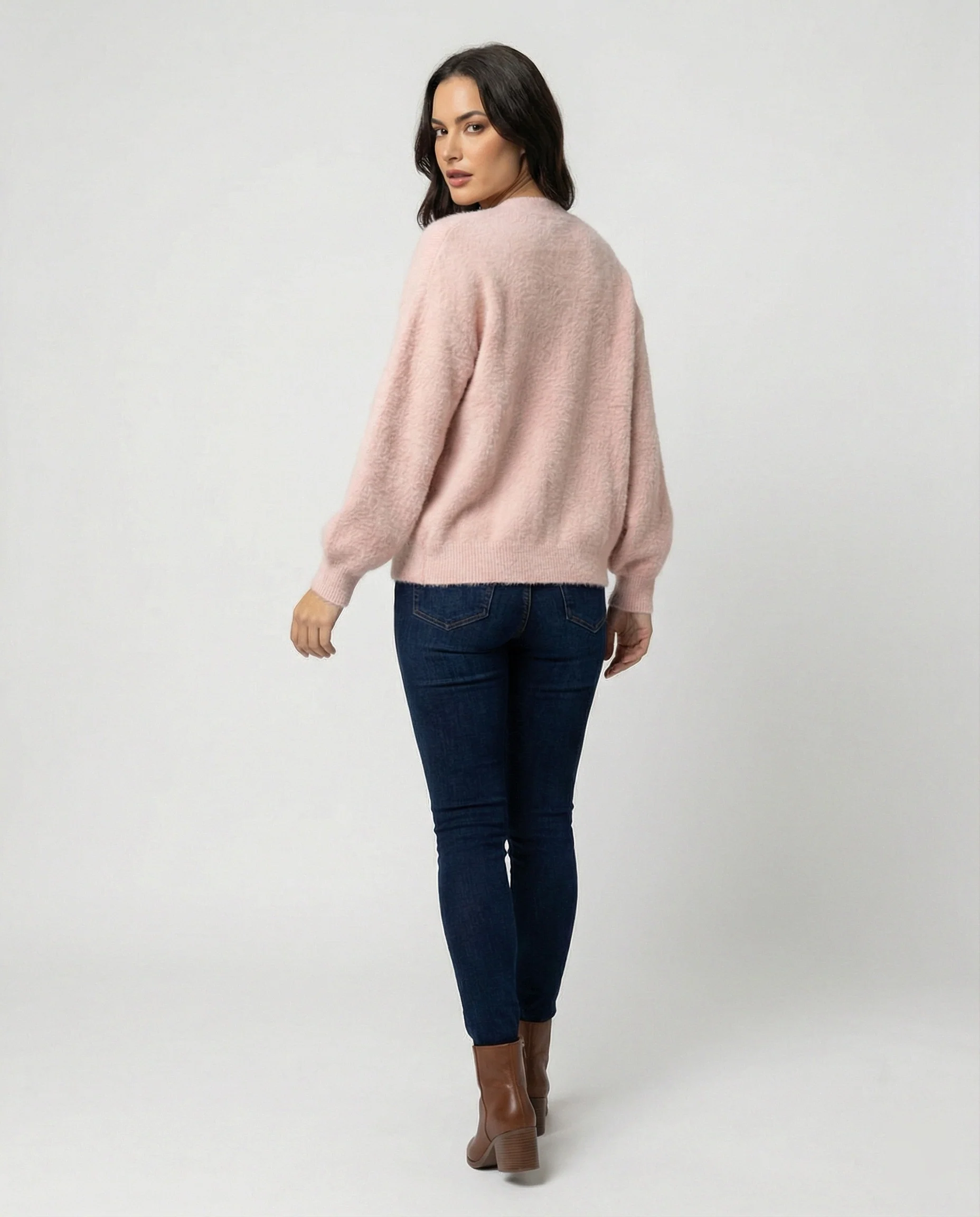 Damen flauschiger Oversize-Cardigan mit V-Ausschnitt, großer Knopfleiste, aufgesetzten Taschen und Ballonärmeln Heidi-Mode - Image 4