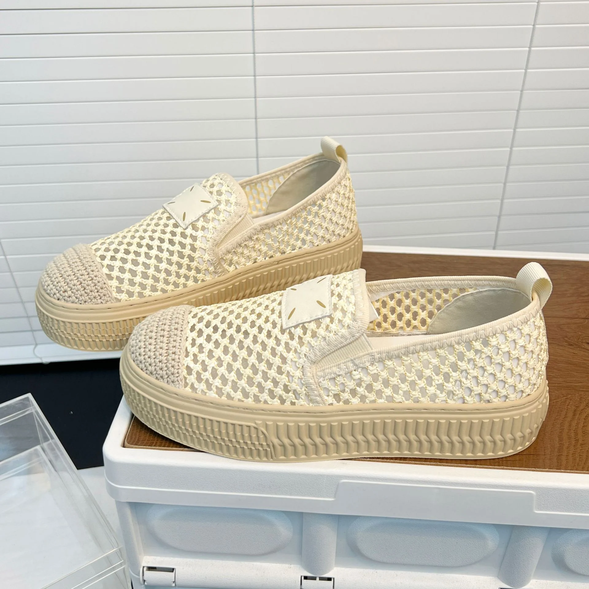 Damen Geblümte Slipper mit funkelnder Schnallenverzierung Heidi Mode - Image 11