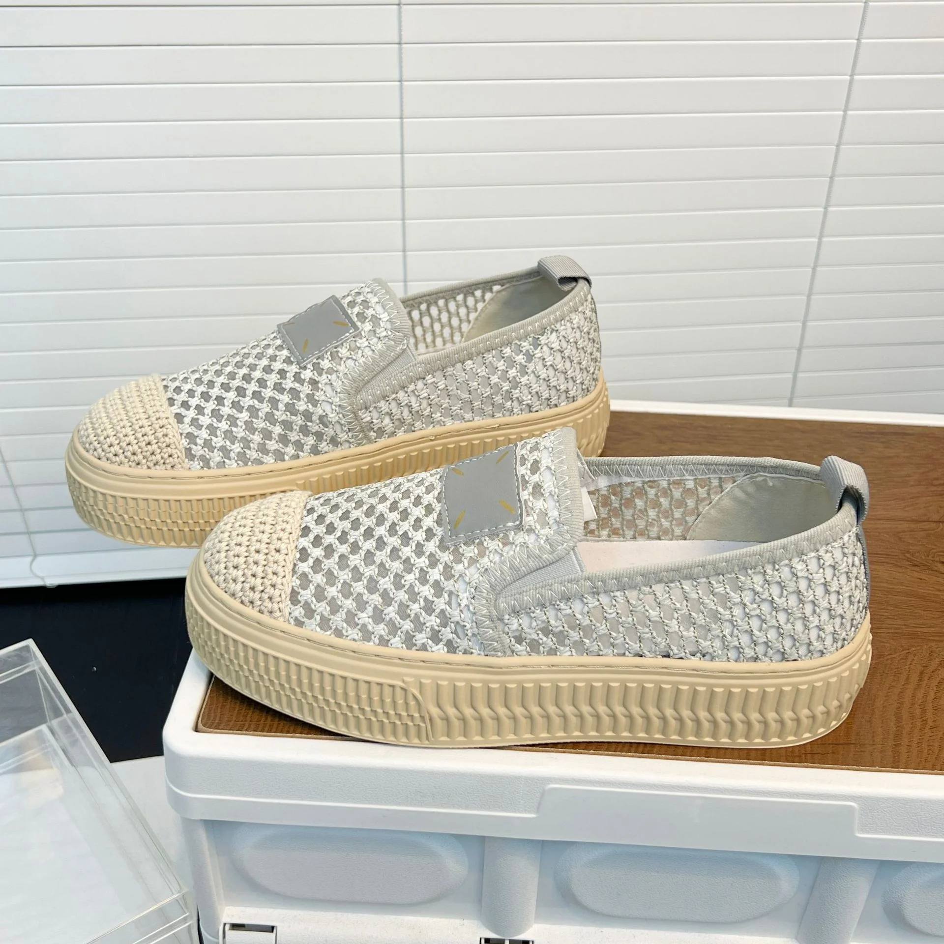 Damen Geblümte Slipper mit funkelnder Schnallenverzierung Heidi Mode - Image 4