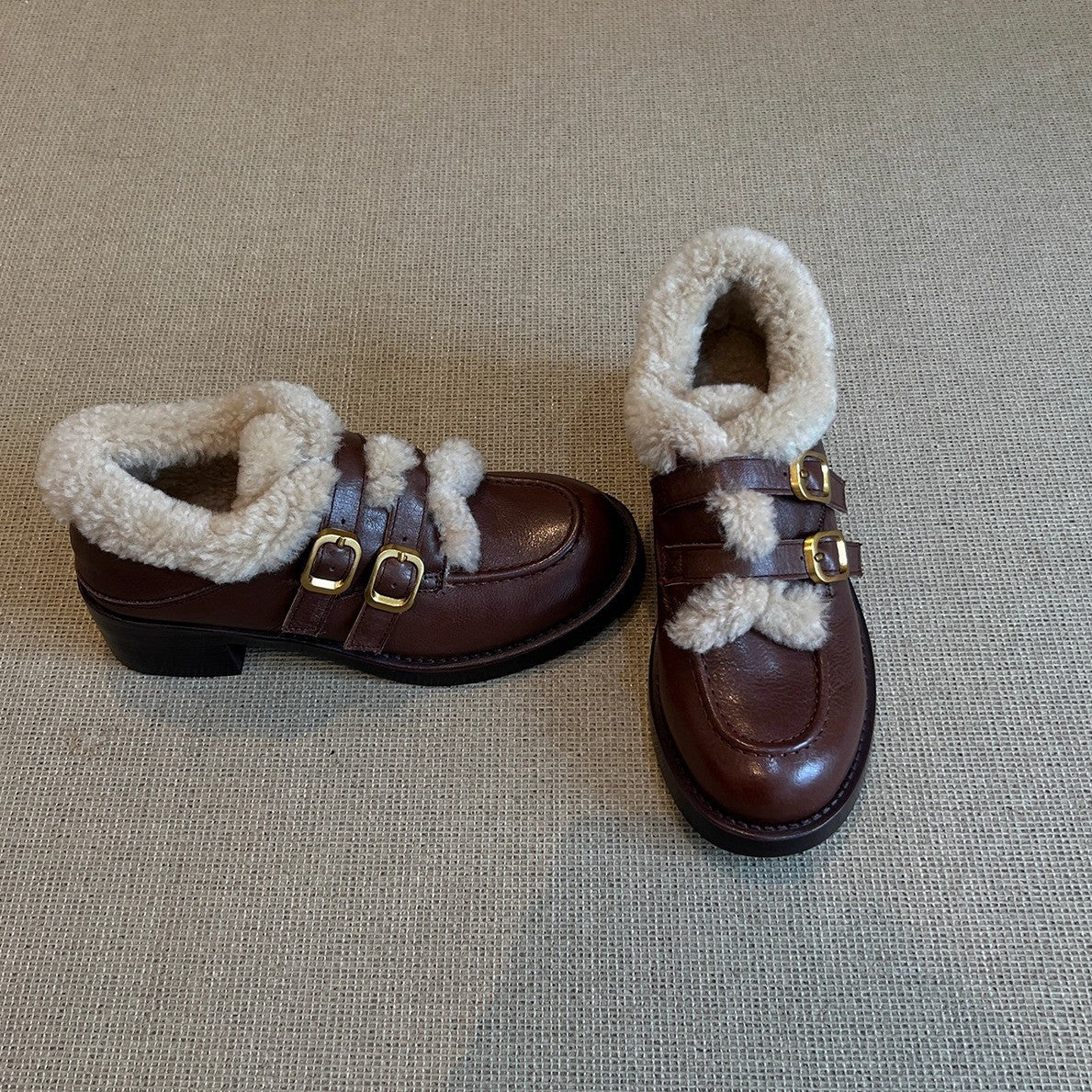 Damen gefütterte Clogs mit dekorativen Schnallen und weichem Kunstfellkragen Heidi Mode - Image 3