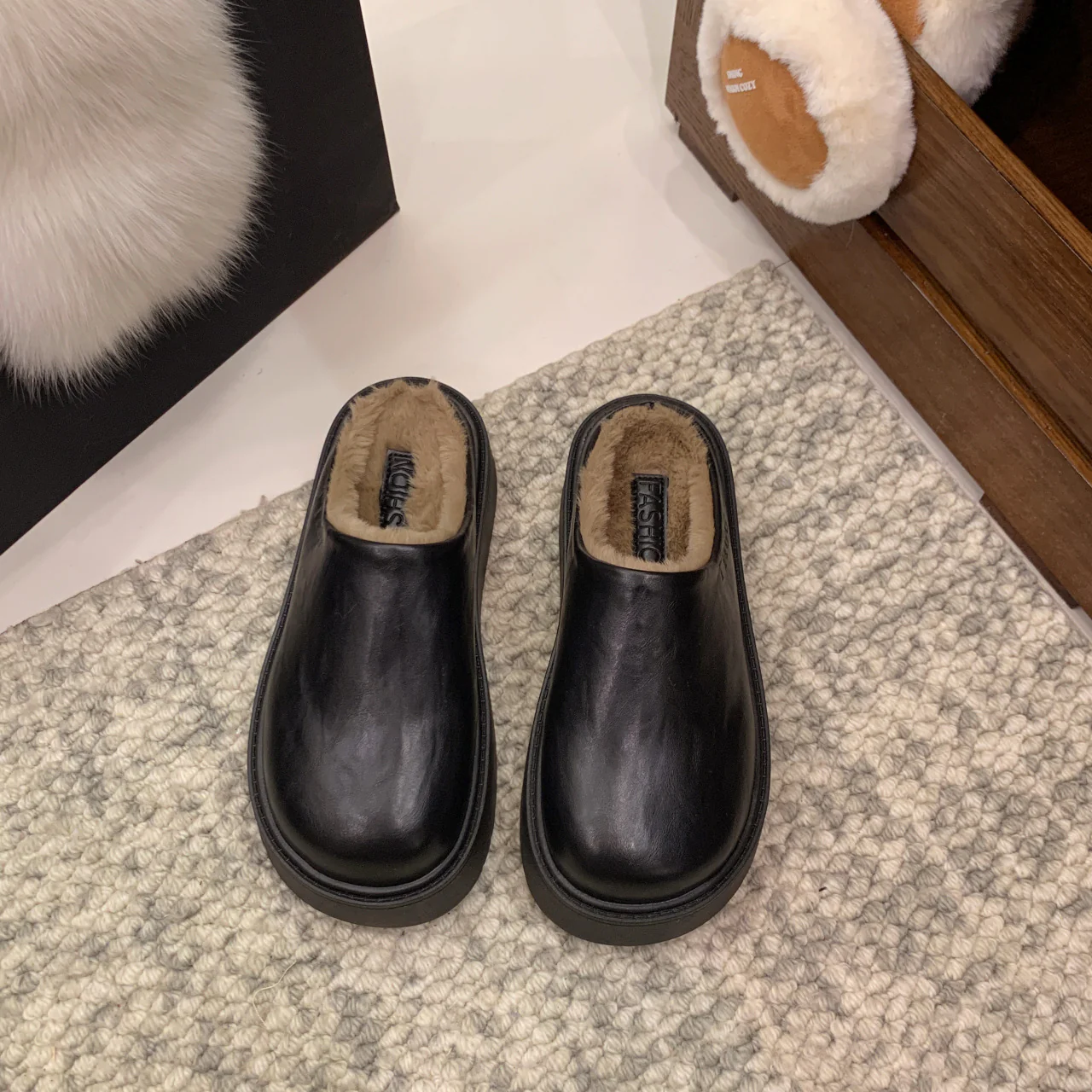 Damen gemütliche Fleece-Clogs mit rutschfester Sohle sowie weichem Kunstfell-Innenfutter Heidi Mode