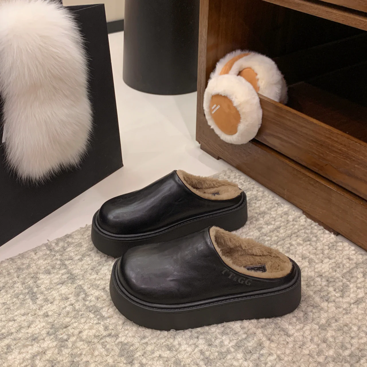 Damen gemütliche Fleece-Clogs mit rutschfester Sohle sowie weichem Kunstfell-Innenfutter Heidi Mode - Image 2