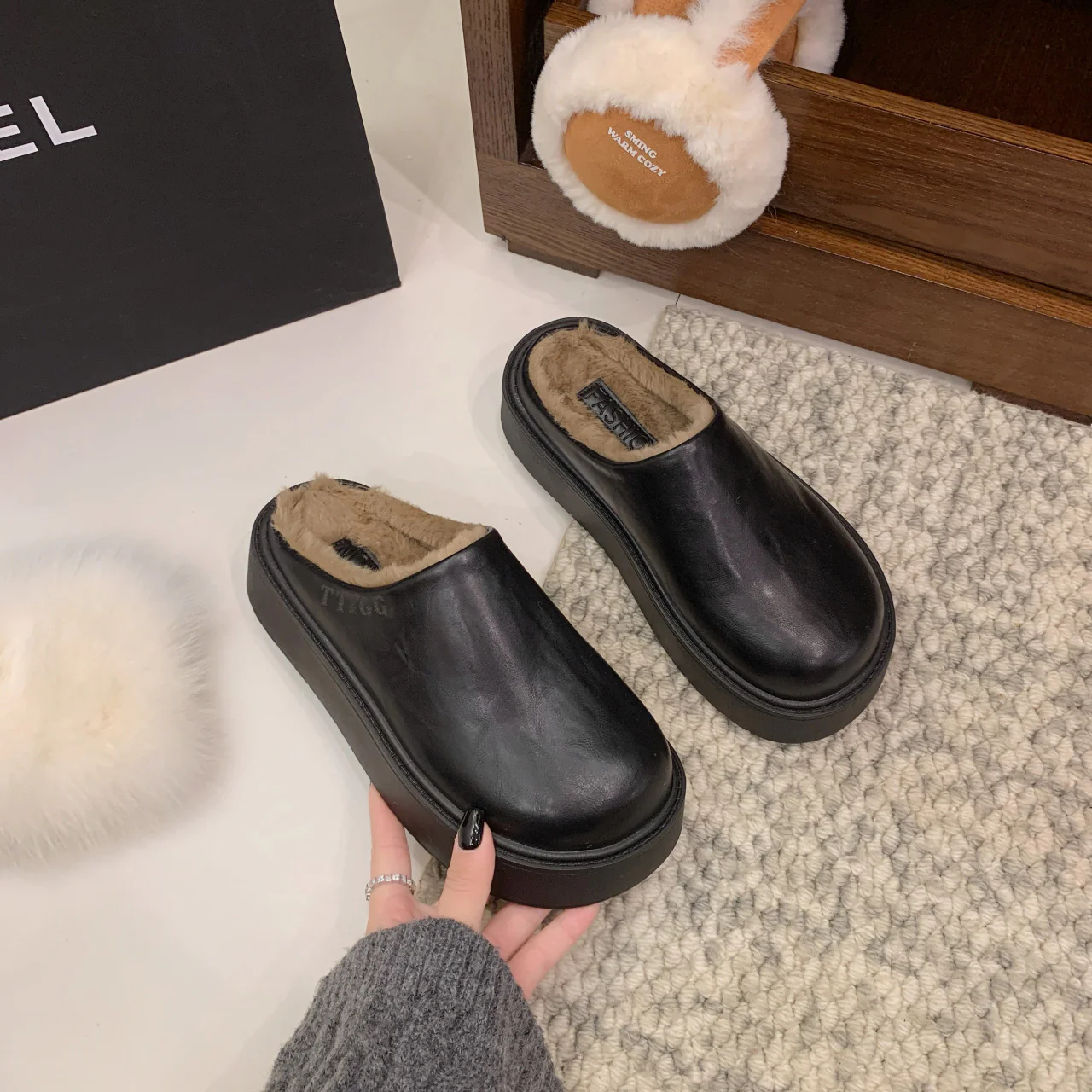 Damen gemütliche Fleece-Clogs mit rutschfester Sohle sowie weichem Kunstfell-Innenfutter Heidi Mode - Image 6