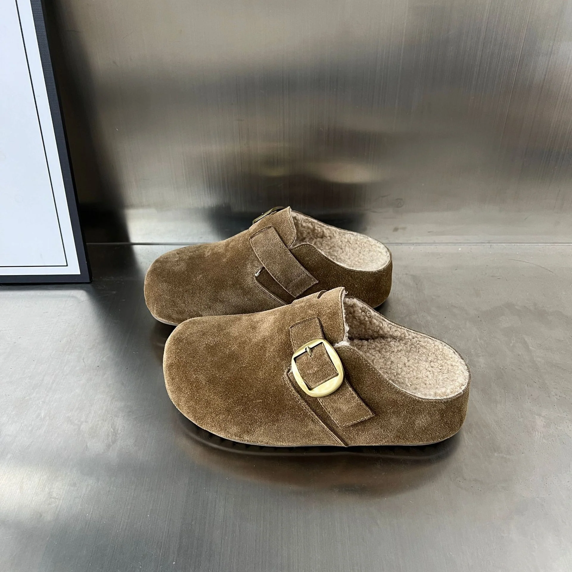 Damen Gepolsterte Wildleder-Clogs mit praktischer Schnallenverzierung Heidi Mode - Image 2