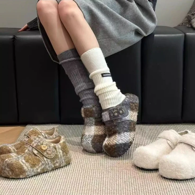 Damen Hausschuhe aus hochwertigem Filz mit praktischem Knopfverschluss Heidi Mode