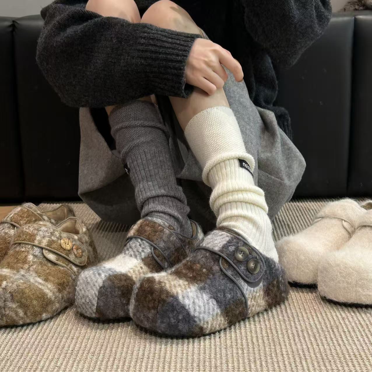 Damen Hausschuhe aus hochwertigem Filz mit praktischem Knopfverschluss Heidi Mode - Image 2