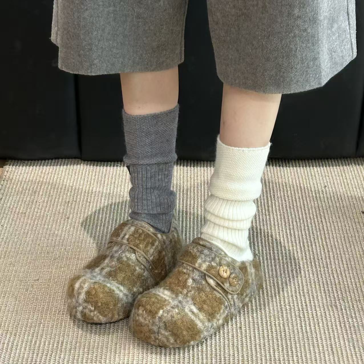 Damen Hausschuhe aus hochwertigem Filz mit praktischem Knopfverschluss Heidi Mode - Image 4