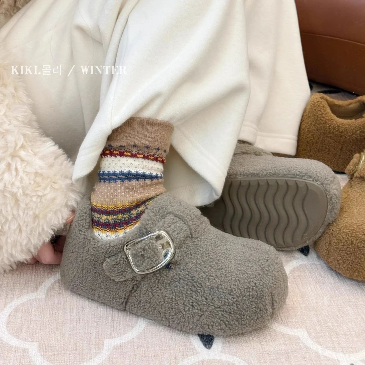 Damen Hausschuhe aus kuscheligem Kunstfell mit modischem Schnallenverschluss Heidi Mode - Image 2